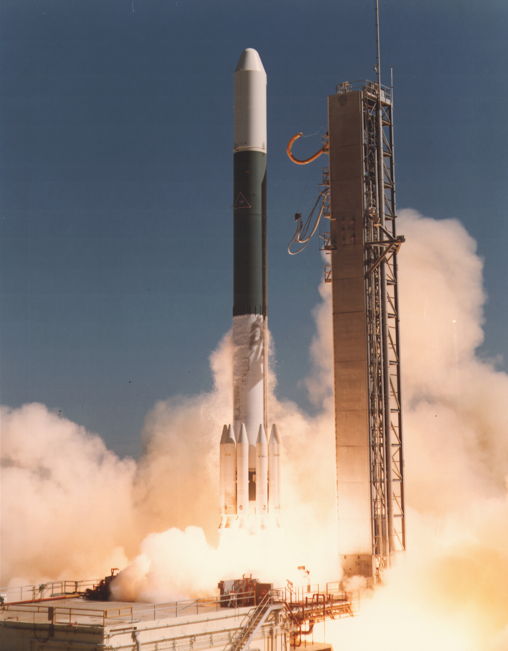 航天图片资料 · Delta 2914 liftoff (IUE)