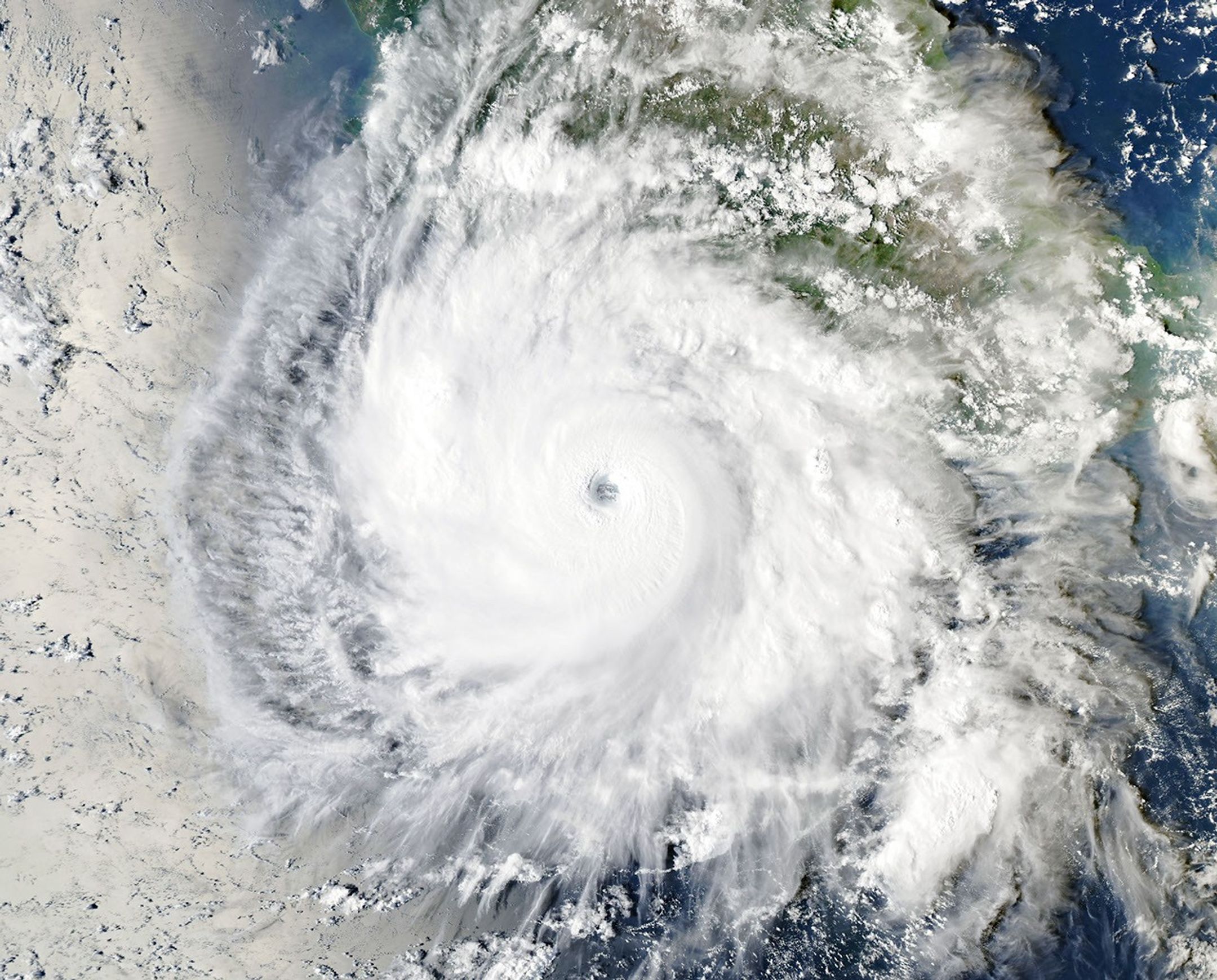 航天图片资料 · Hurricane Polo, with a well-defined eye, swirls over the Pacific Ocean off the coast of Mexico. The storm was positioned just south of Acapulco, with its outer cloud bands extending inland toward Mexico City.
