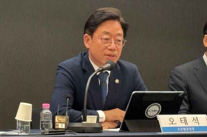 航天图片资料 · Oh Tae-seok, administrator of the Korea AeroSpace Administration (KASA), speaks during a media debate session in Seoul, Wednesday. Yonhap