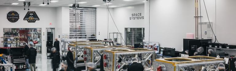 航天图片资料 · The Lightning satellite bus production line