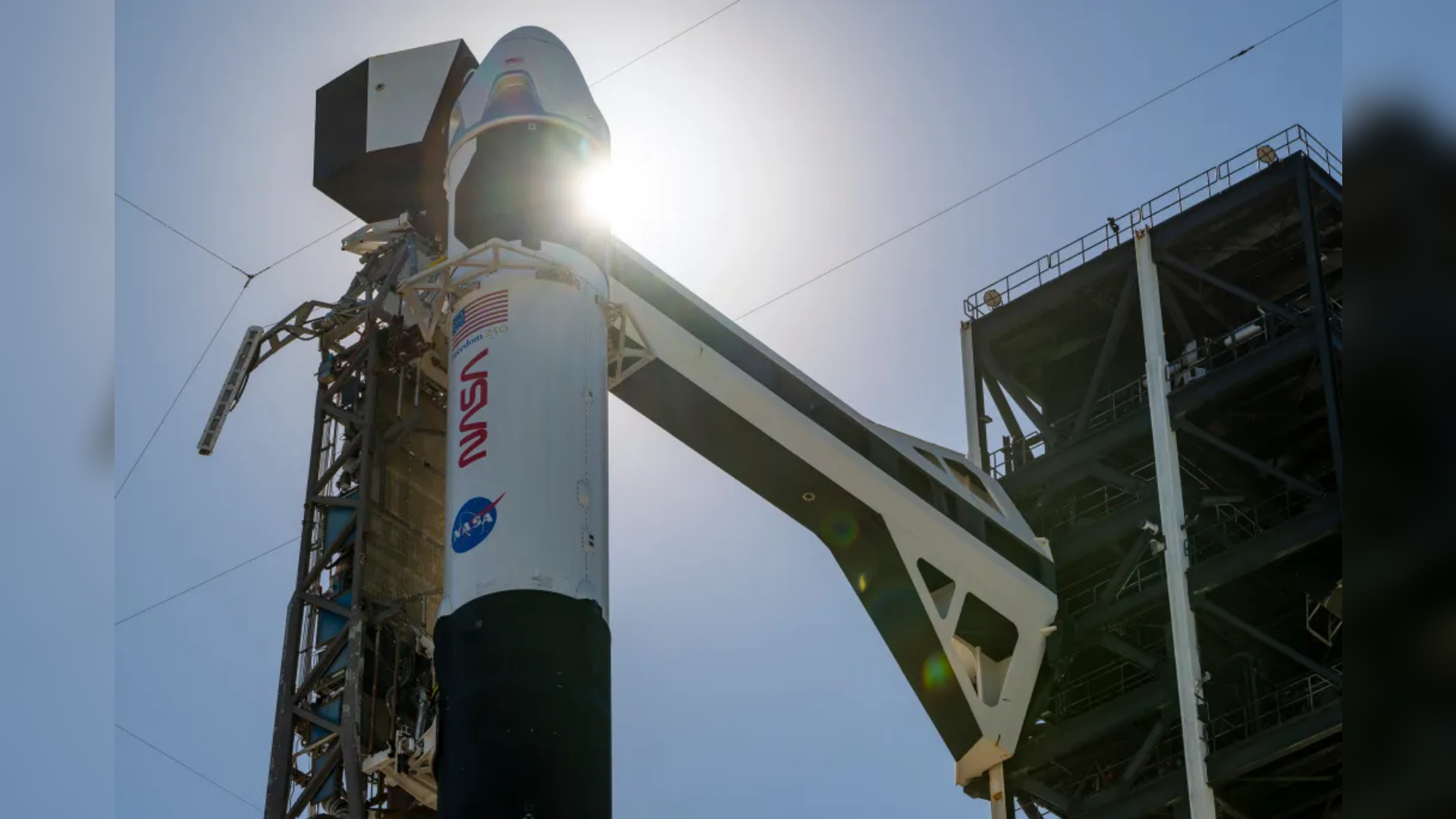 航天图片资料 · NASA's SpaceX Crew-13 rocket and spacecraft sit on the launch pad.