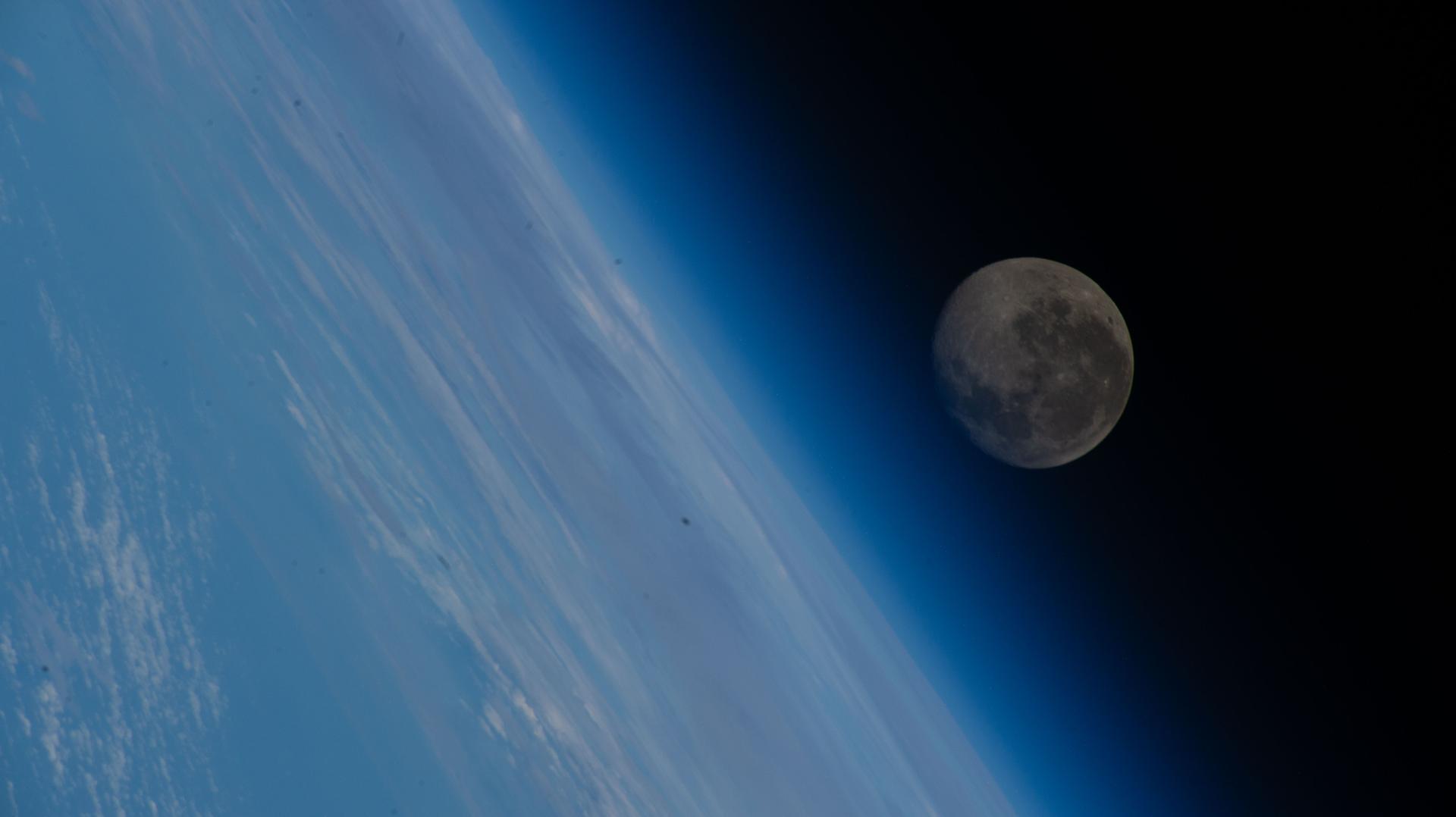 航天图片资料 · The waning gibbous Moon appears above Earth’s blue atmosphere in this image taken from the International Space Station while orbiting 258 miles above the coast of Hong Kong, China.