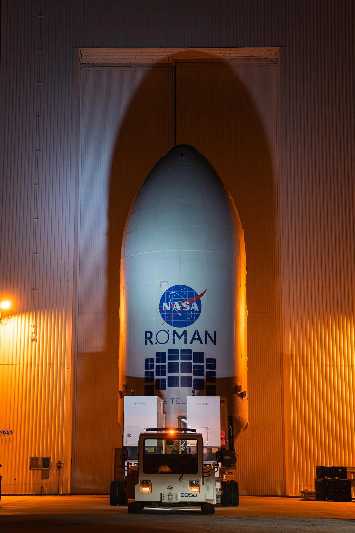 航天图片资料 · Teams inside the Payload Hazardous Servicing Facility at NASA’s Kennedy Space Center in Florida encapsulate the agency’s Nancy Grace Roman Space Telescope within the payload fairing on Friday, August 21, 2026, ahead of mating to a SpaceX Falcon Heavy rocket. Encapsulation shields the spacecraft during rollout, ascent, and the early phases of flight. Image: Kennedy Space Center / NASA