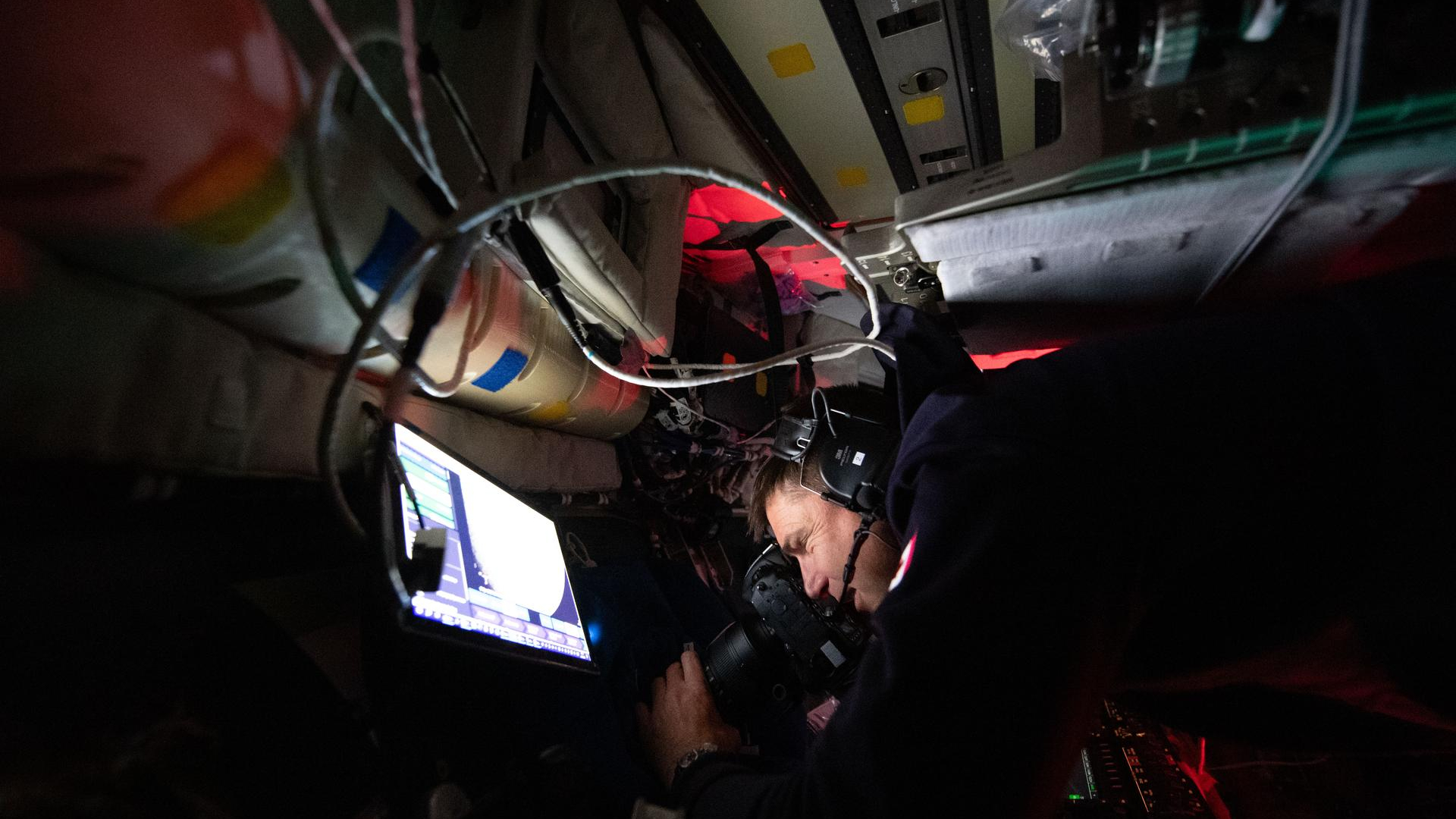 航天图片资料 · Jeremy Hansen takes photos during Artemis II.