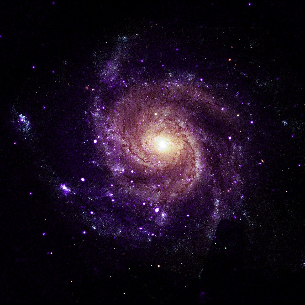 航天图片资料 · Researchers found 84 so-called hypersoft X-ray sources in M101, Messier 31, and four elliptical galaxies. This newly-discovered class of objects give off very low-energy X-rays and likely high levels of ultraviolet light. Their existence may help explain questions around Type Ia supernova explosions and the intergalactic medium. These images of the face-on spiral galaxy M101 show X-ray data from Chandra and an optical image from the Hubble Space Telescope.