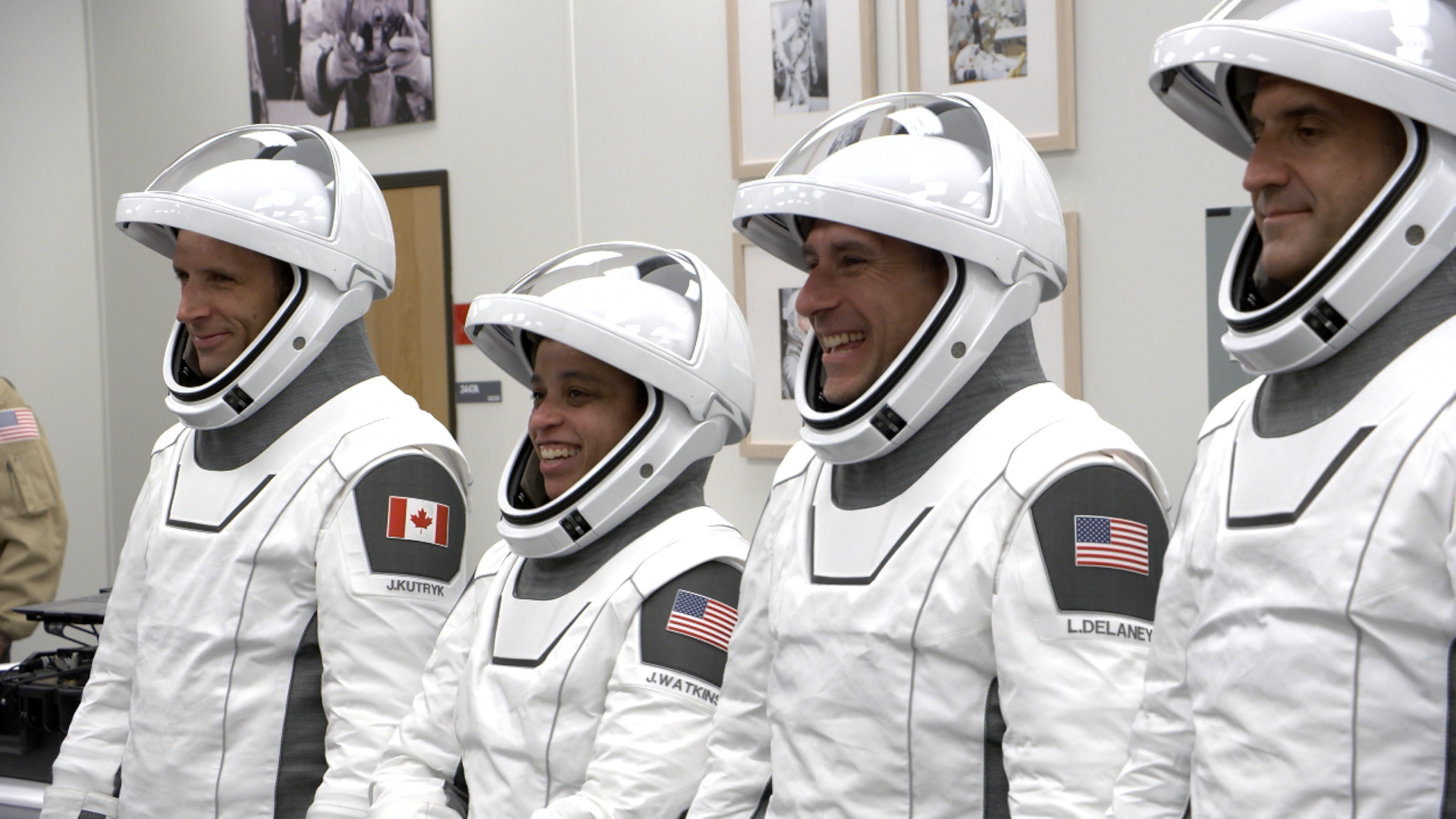 航天图片资料 · Four astronauts in white spacesuits.