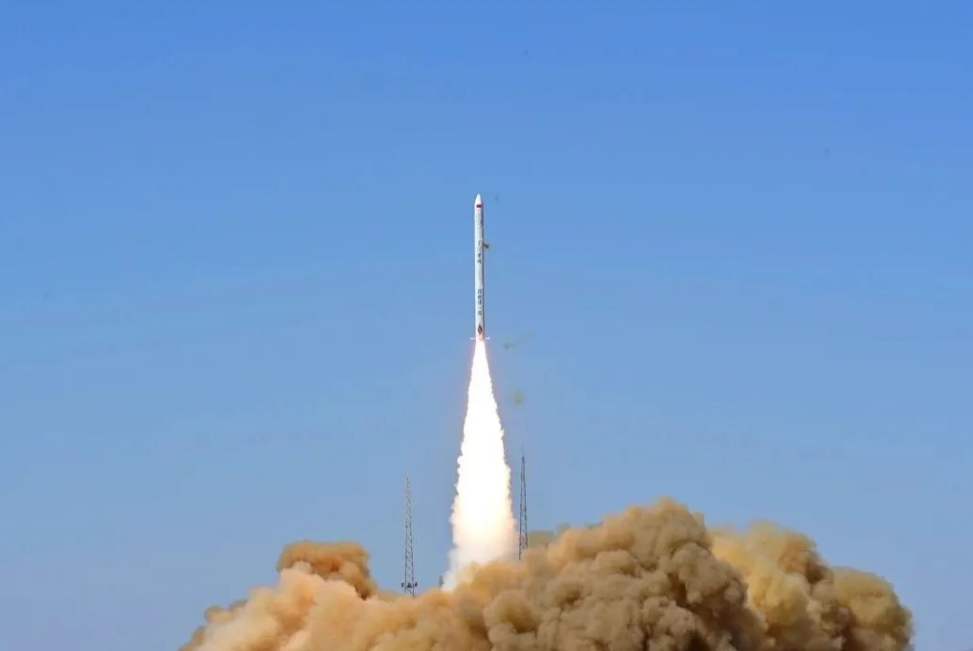 航天图片资料 · A Hyperbola 1 solid rocket lifts off from Jiuquan spaceport in the Gobi Desert on April 7, 2023.