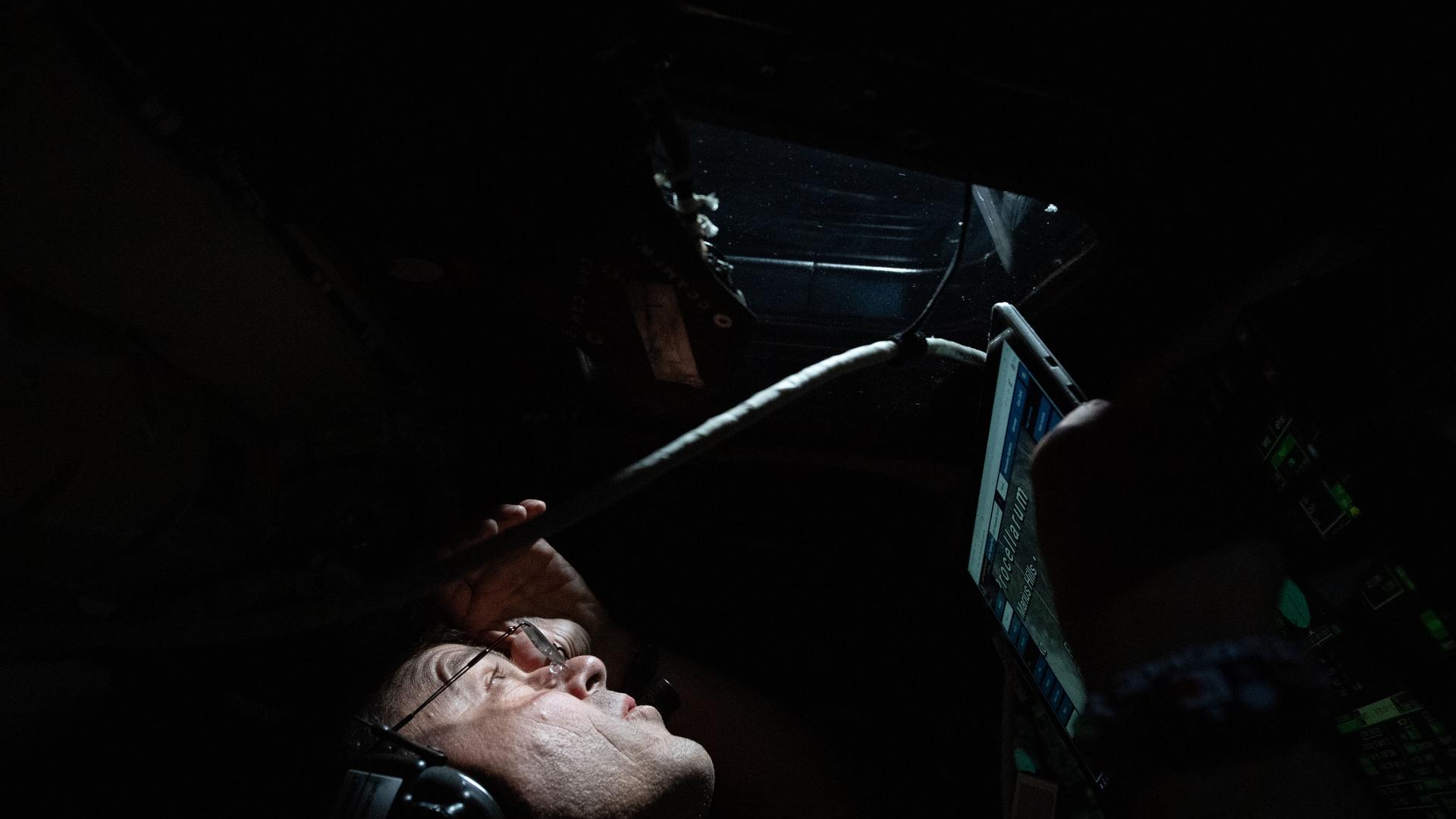 航天图片资料 · Reid Wiseman looking out the window of Orion.