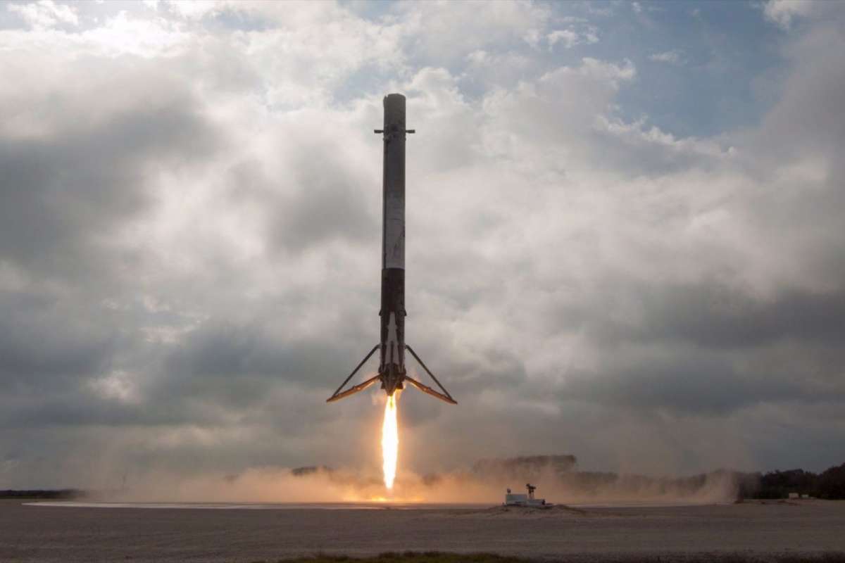 航天图片资料 · La etapa del Falcón 9 que retorna a tierra cuenta con cuatro pies flexibles que se despliegan de manera automática sobre del punto de aterrizaje. - Space X. La etapa del Falcón 9 que retorna a tierra cuenta con cuatro pies flexibles que se despliegan de manera automática sobre del punto de aterrizaje.