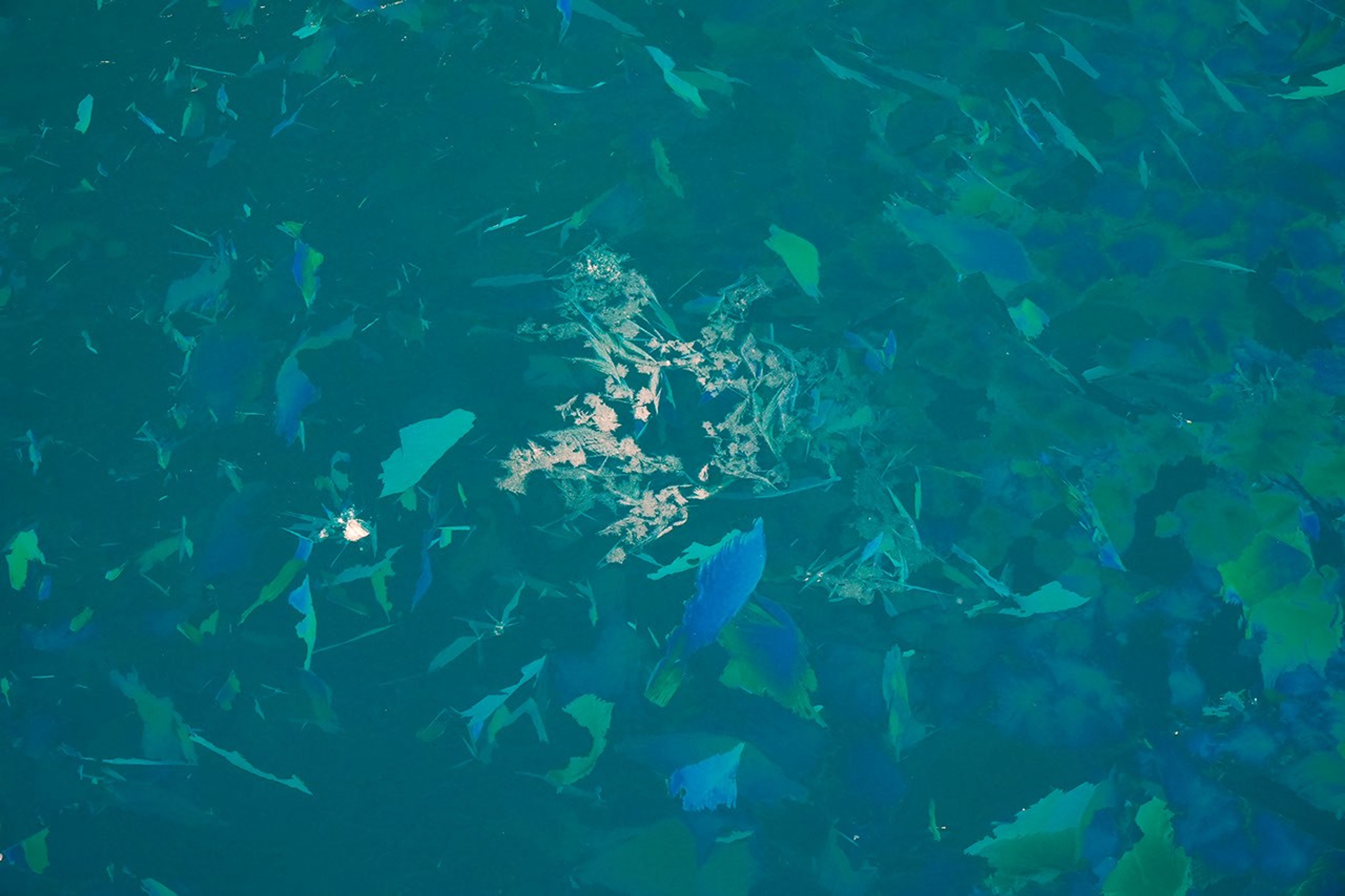 航天图片资料 · Globs of pinkish ice form amid shards of aquamarine and royal blue.
