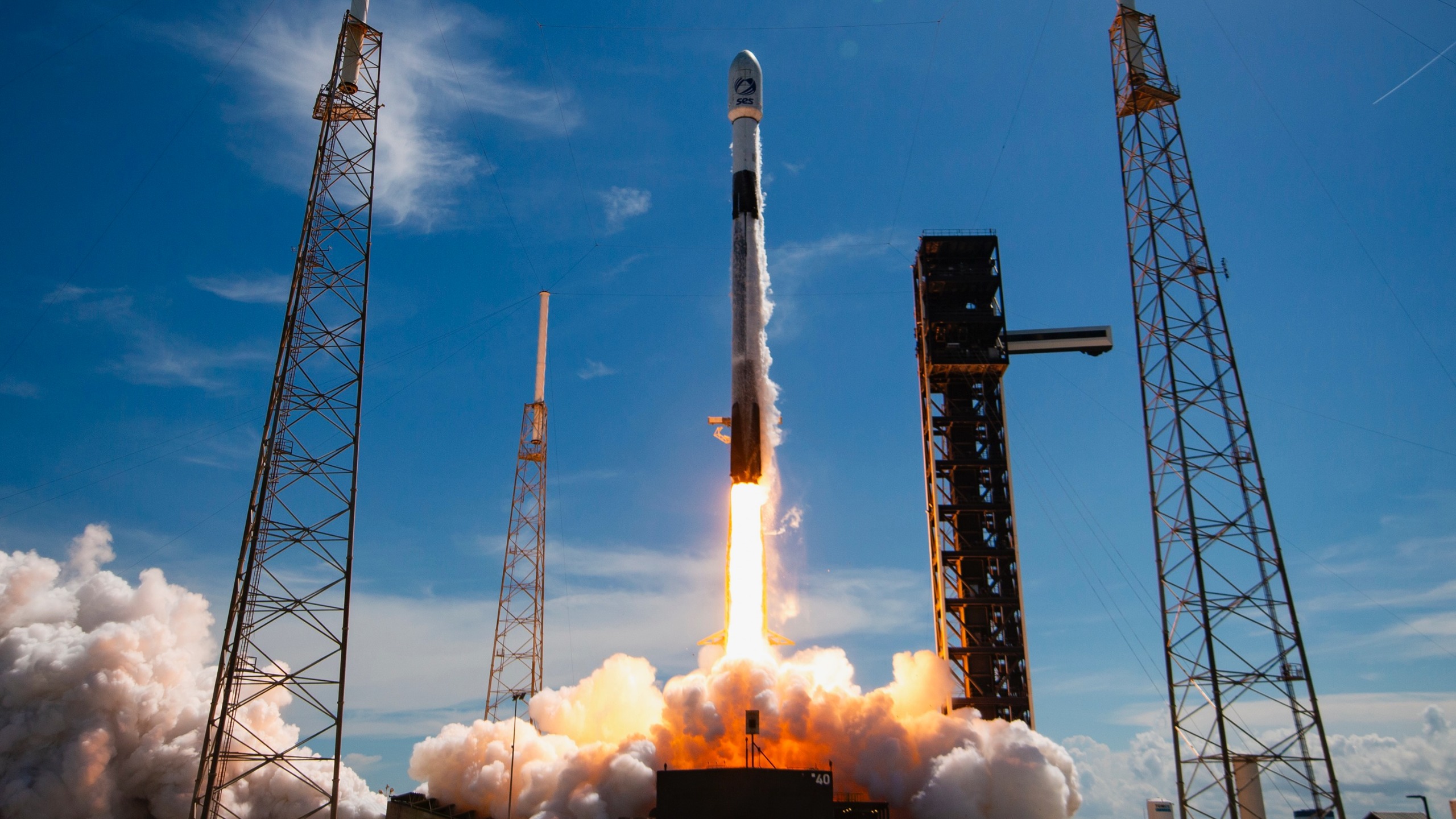 航天图片资料 · A SpaceX Falcon 9 rocket launches three O3b mPOWER satellites for the telecom company SES from Florida on Sept. 13, 2026.