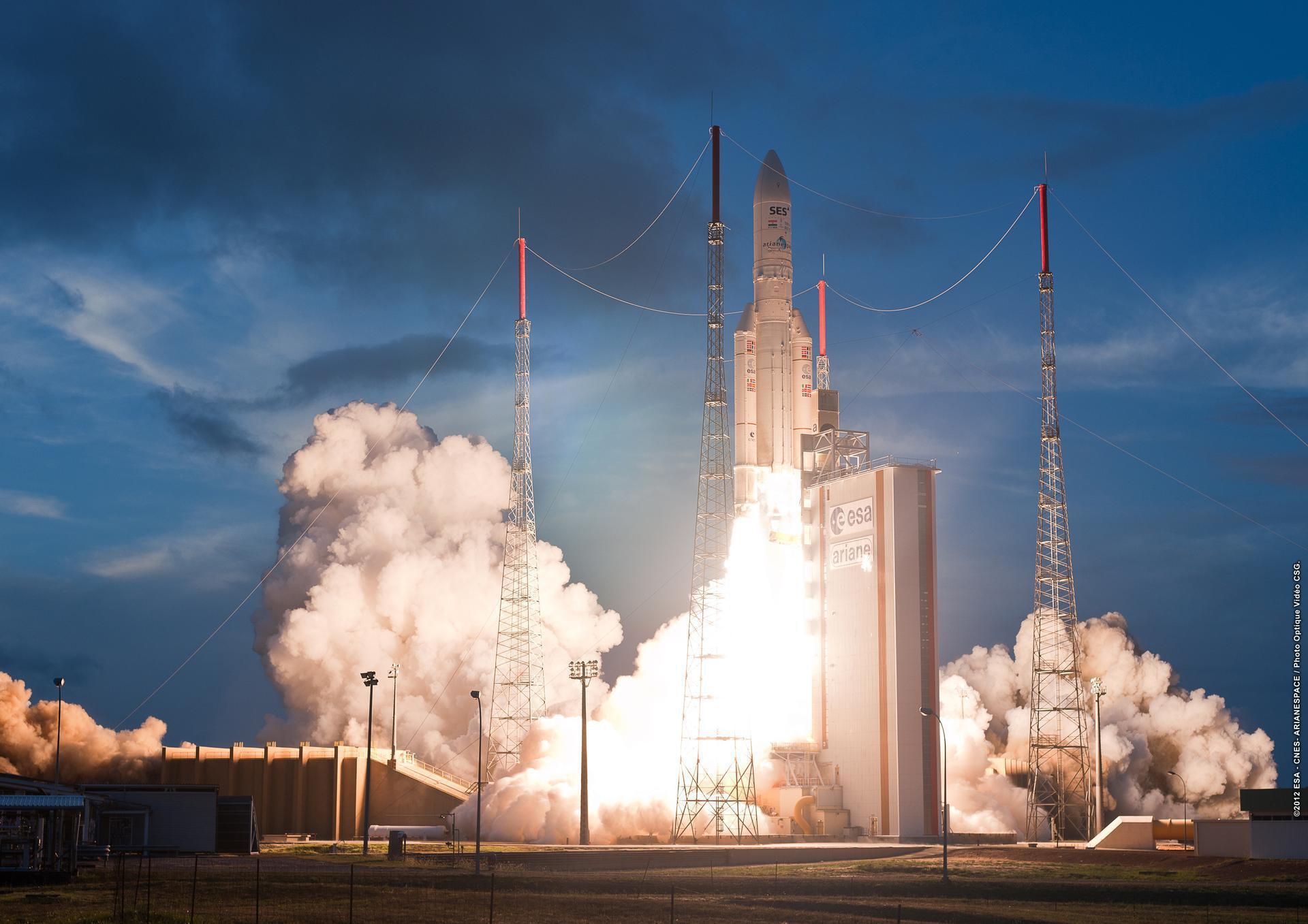 航天图片资料 · Ariane 5 ECA liftoff (VA209)
