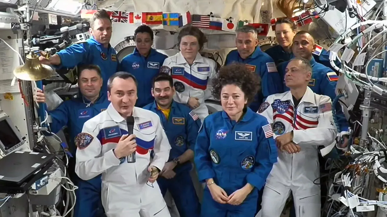 航天图片资料 · Roscosmos cosmonaut Pyotr Dubrov (front left) accepts command of the International Space Station from NASA astronaut Jessica Meir (front right) as the rest of the Expedition 75 crew looks on during a traditional change of command ceremony on Sunday, Oct. 4.