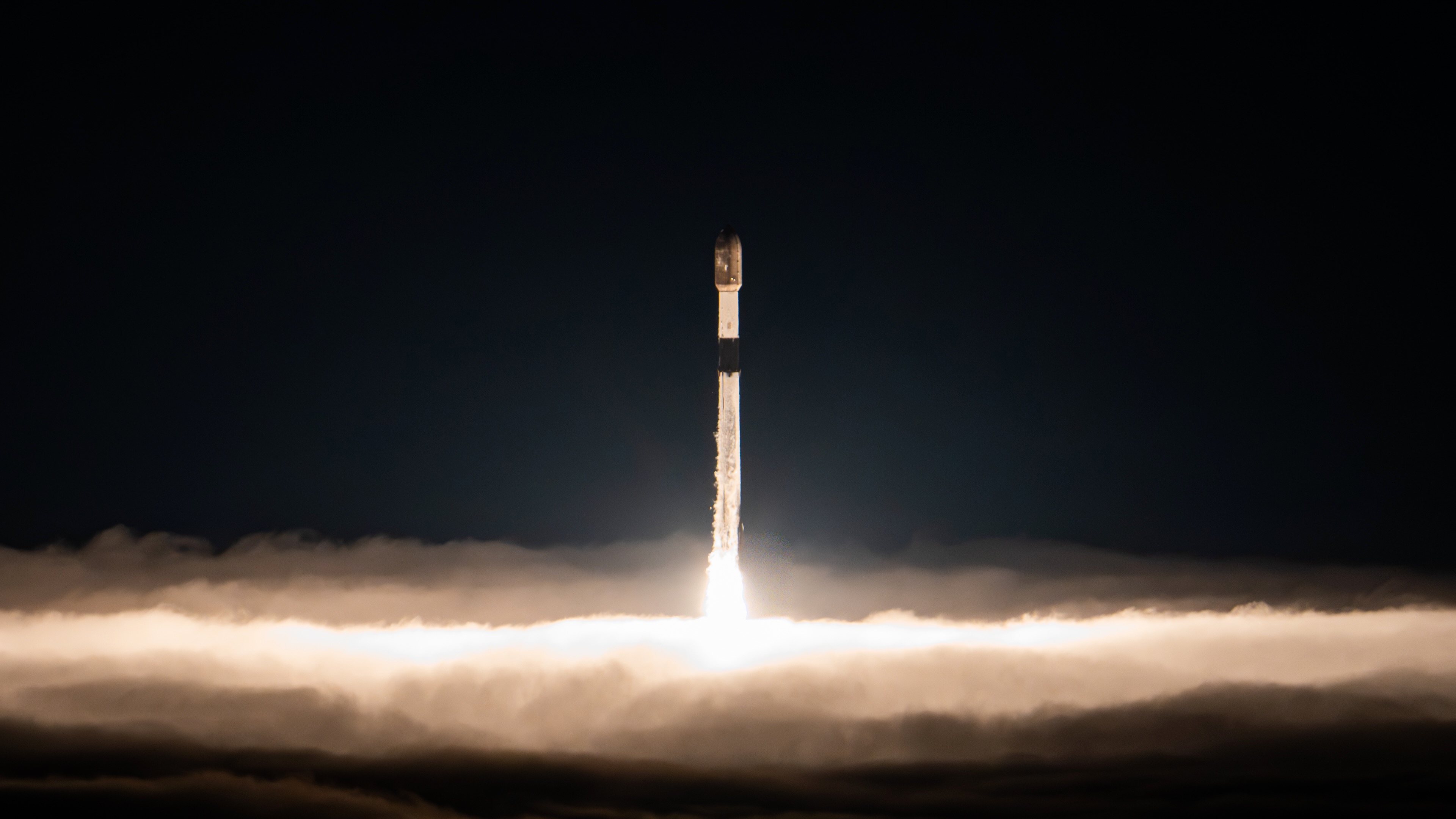 航天图片资料 · A SpaceX Falcon 9 rocket launches 27 Starlink internet satellites from California's Vandenberg Space Force Base on Aug. 22, 2026.