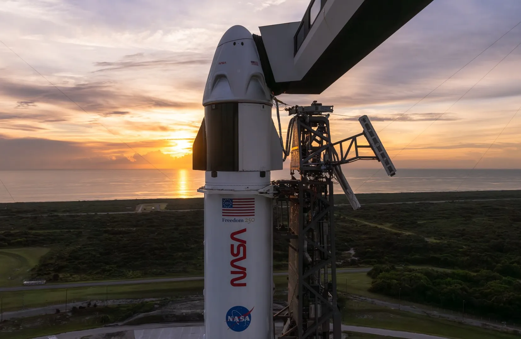 航天图片资料 · Crew Dragon sits atop Falcon 9 at sunrise on Cape Canaveral's pad 40, less than a day before four astronauts are set to launch to the ISS. (Credit: SpaceX)