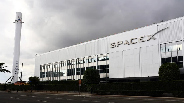 航天图片资料 · Hawthorne (LA County), California: Exterior View of SpaceX Headquarters located at 1 Rocket Road