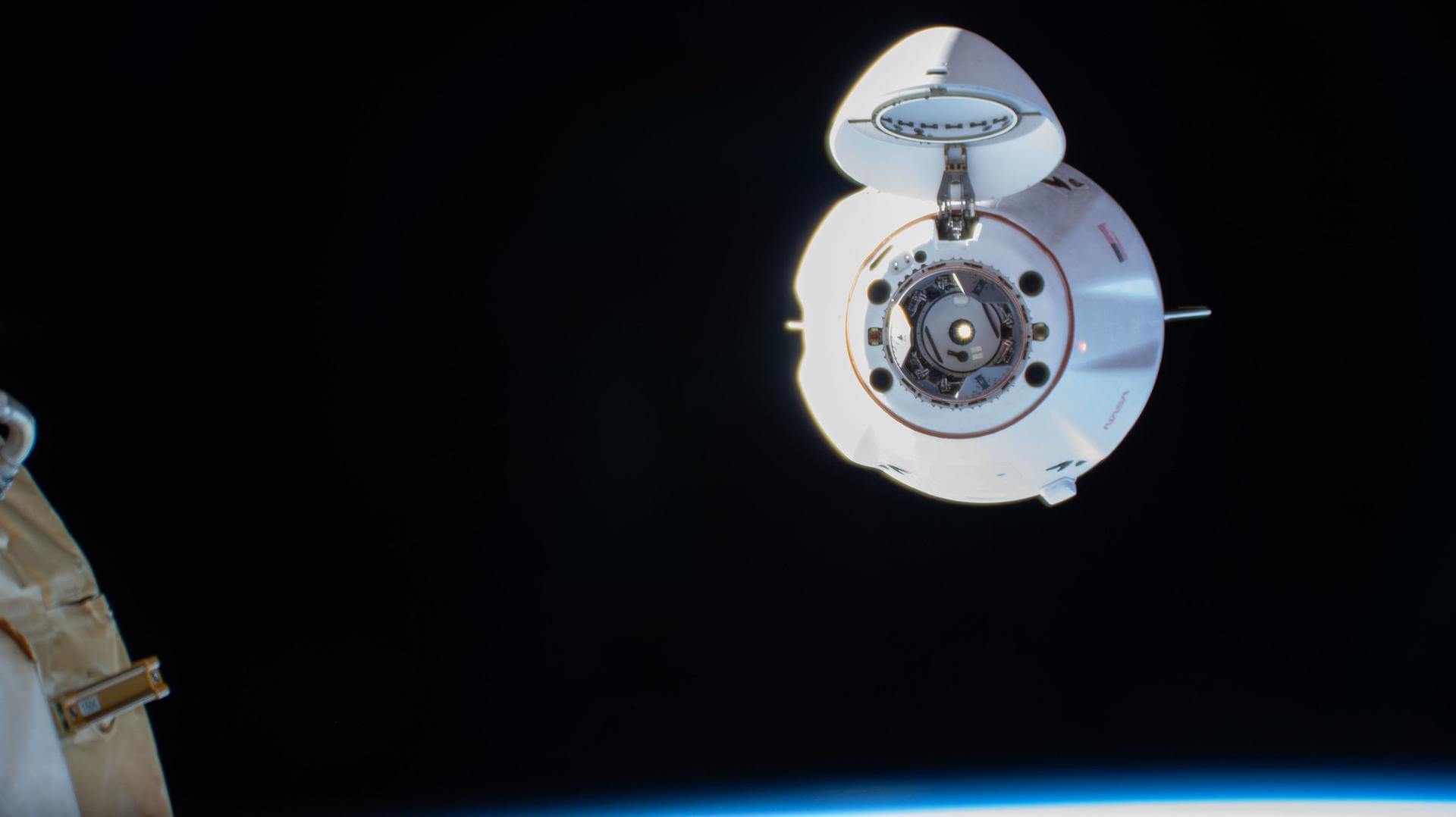 航天图片资料 · Cargo Dragon docking
