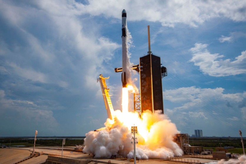 航天图片资料 · Falcon 9 Carries Classified Starshield Batch Tonight as Pentagon Bets $17B on Unkillable Satellites