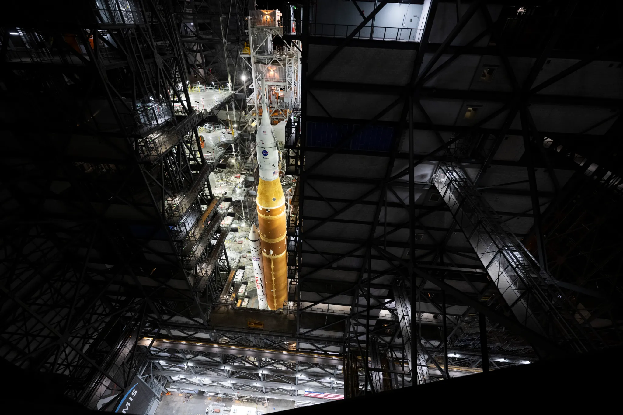 航天图片资料 · NASA"s orange SLS (Space Launch System) rocket, with the Orion spacecraft on top stands inside the Vehicle Assembly Building at the agency's Kennedy Space Center in Florida.
