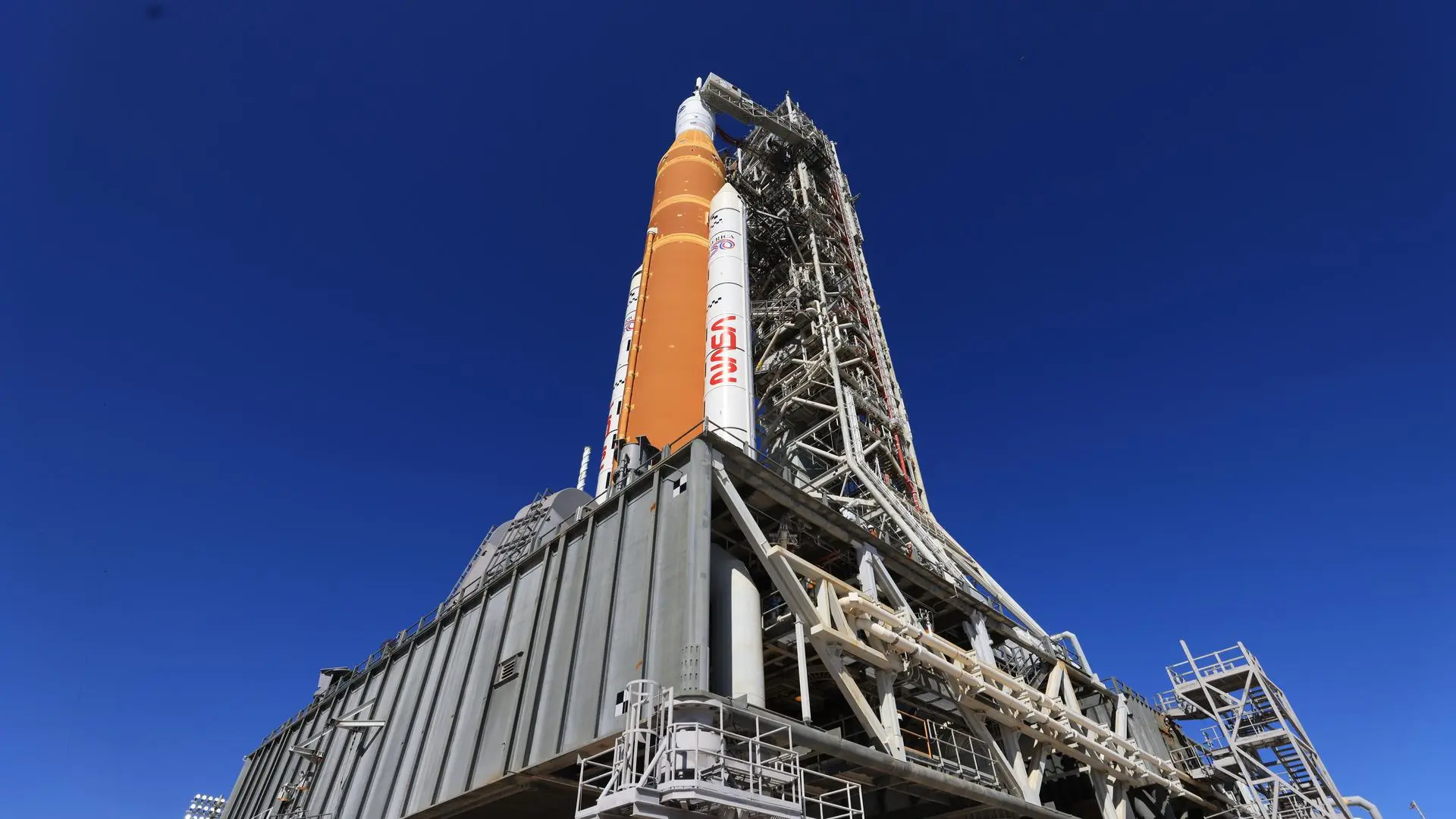 航天图片资料 · A side view shows NASA’s Artemis II SLS (Space Launch System) rocket and Orion spacecraft on mobile launcher 1 at Launch Complex 39B at NASA’s Kennedy Space Center in Florida on Tuesday, Feb. 10, 2026. The Artemis II test flight will take Commander Reid Wiseman, Pilot Victor Glover, and Mission Specialist Christina Koch from NASA, and Mission Specialist Jeremy Hansen from the CSA (Canadian Space Agency), around the Moon and back to Earth.