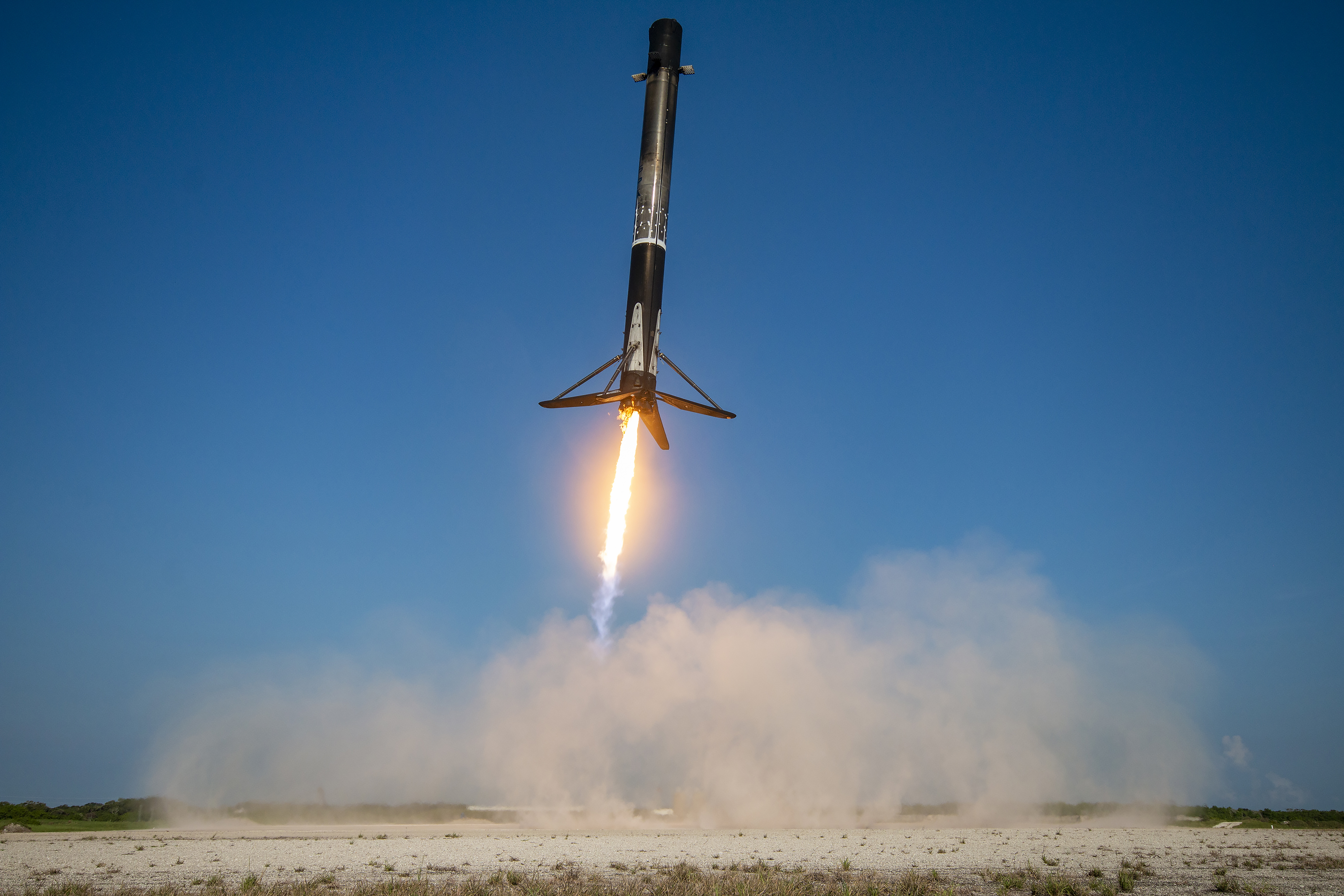 航天图片资料 · B1076 landing on LZ-1 during Worldview Legion 3-4 launch