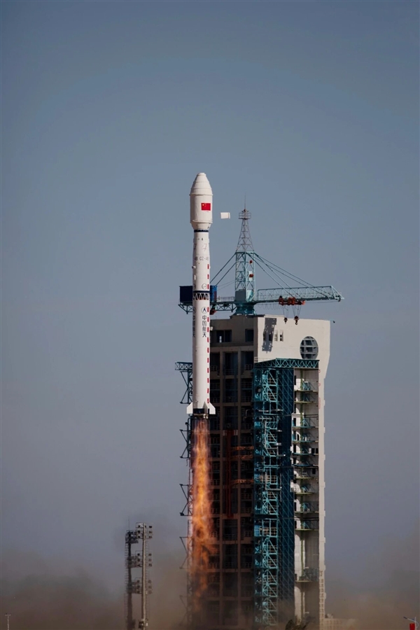 航天图片资料 · 遥感五十三号、五十六号两组卫星入轨！长征四号乙一箭六星发射成功