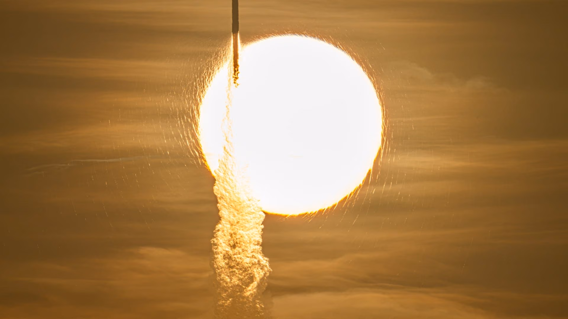 航天图片资料 · Nancy Grace Roman Space Telescope launches aboard a SpaceX Falcon Heavy rocket, seen crossing in front of the Sun on August 30, 2026. Credit: NASA/John Kraus