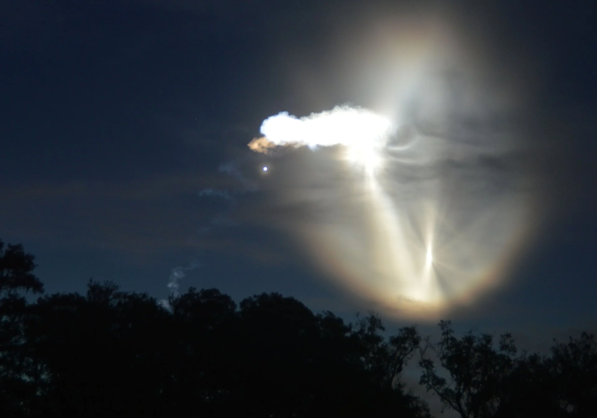 航天图片资料 · The morning launch of MUOS-4 on September 2nd, 2015. Credit: Dave Dickinson.