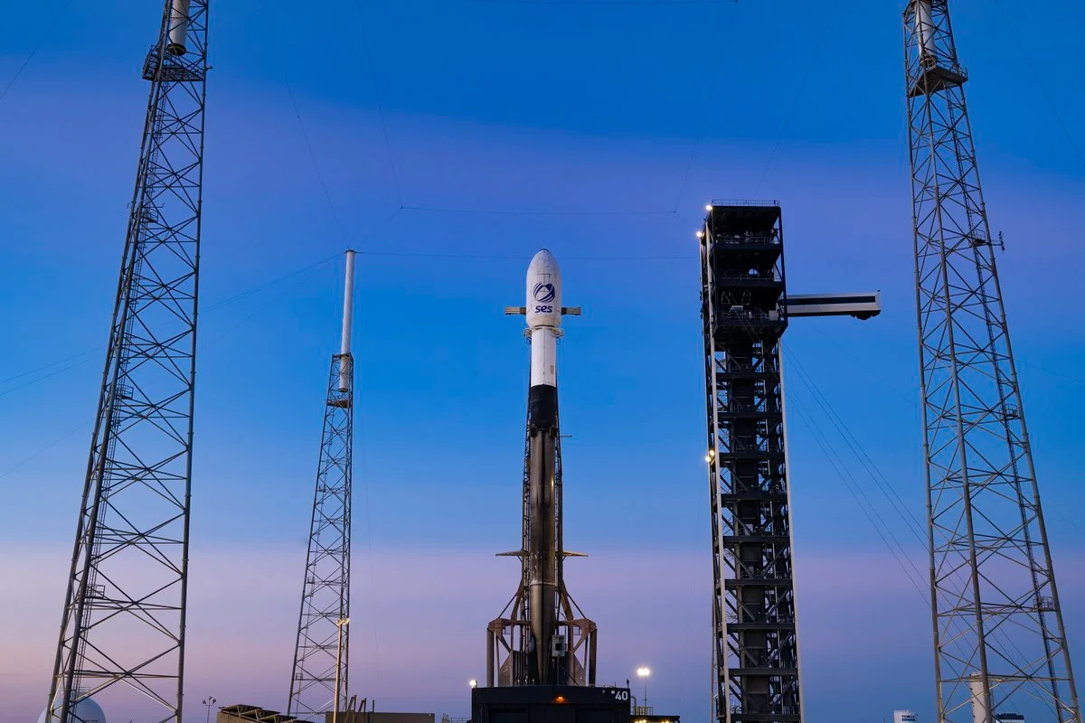 航天图片资料 · Falcon 9 vertical at Pad 40 ahead of SES O3b mPOWER launch