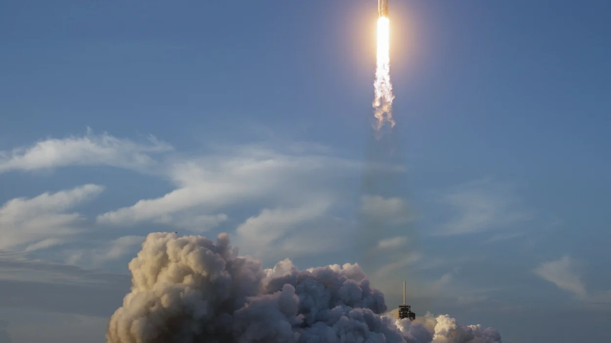 航天图片资料 · In this NASA handout, a SpaceX Falcon Heavy rocket launches with NASA'S Nancy Grace Roman Space Telescope onboard from Launch Complex 39A, at NASA's Kennedy Space Center on August 30, 2026 in Cape Canaveral, Florida.