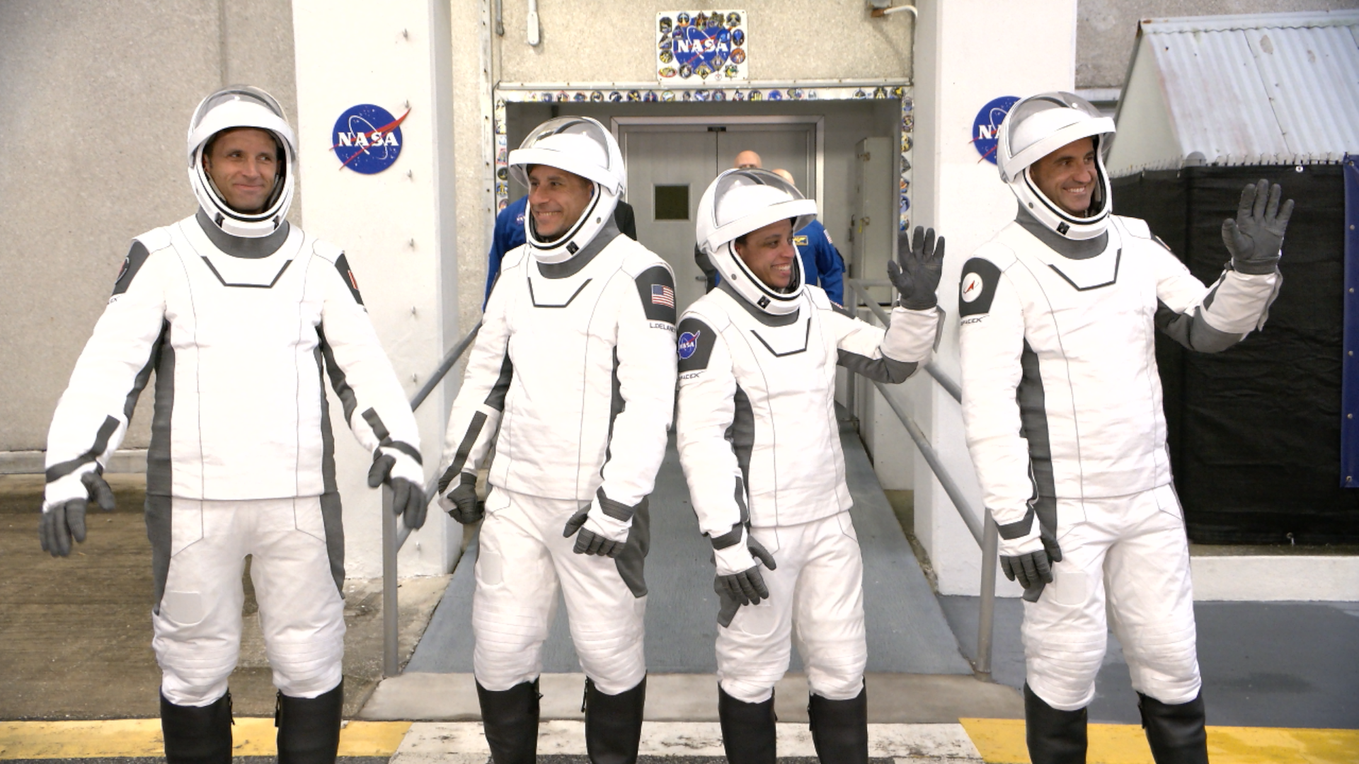航天图片资料 · NASA’s SpaceX Crew-13 crew members wave to family and friends as they prepare to depart the Neil A. Armstrong Operations and Checkout Building at the agency’s Kennedy Space Center in Florida for nearby Space Launch Complex 40 at Cape Canaveral Space Force Station for launch of Crew-13 on Thursday, Oct. 1, 2026.