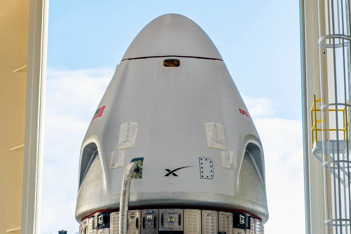 航天图片资料 · Crew-13 Dragon capsule prelaunch preparations at SLC-40