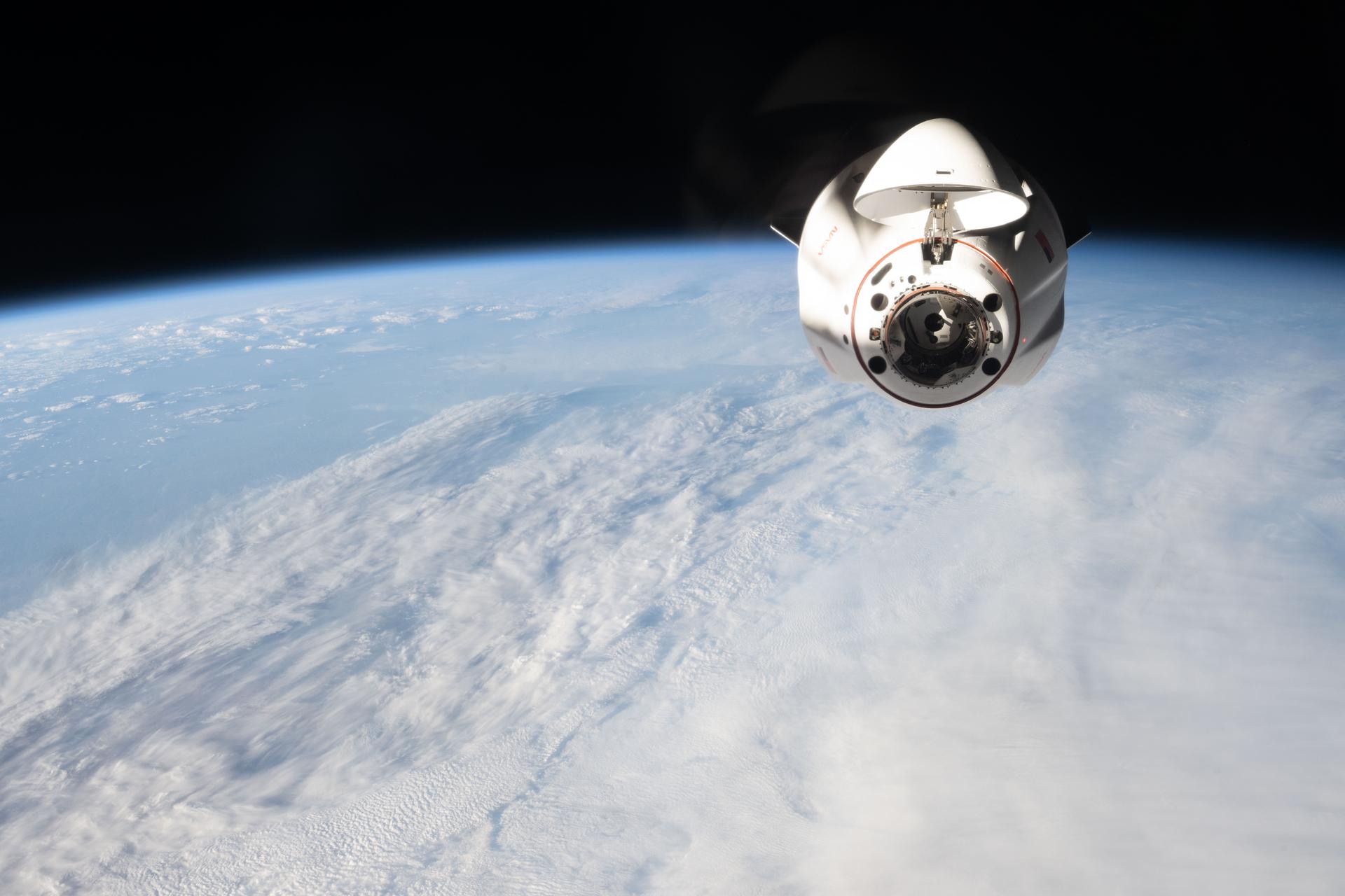航天图片资料 · A SpaceX Dragon cargo spacecraft, with its nose cone open to reveal its docking mechanism, approaches the International Space Station carrying nearly 6,500 pounds of food, supplies, and equipment for the Expedition 74 crew. This mission marked SpaceX’s 34th commercial resupply services flight to the space station for NASA.