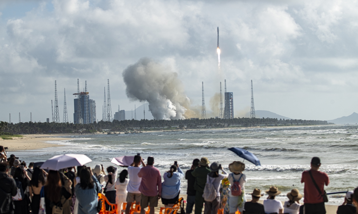 航天图片资料 · People watch a Long March 12 rocket lifting off at the Hainan commercial spacecraft launch site on September 17, 2026. Photo: VCG