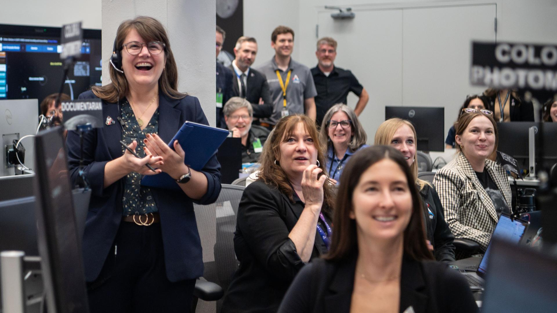 航天图片资料 · Mission team members are excited during Artemis II.