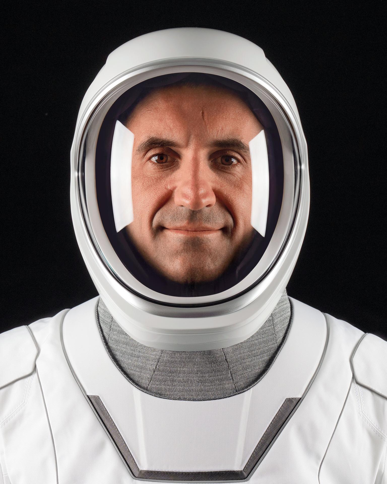 航天图片资料 · Roscosmos cosmonaut Sergey Teteryatnikov, mission specialist of NASA’s SpaceX Crew-13 mission to the International Space Station, poses for a portrait in his pressure suit at SpaceX headquarters in Hawthorne, California.