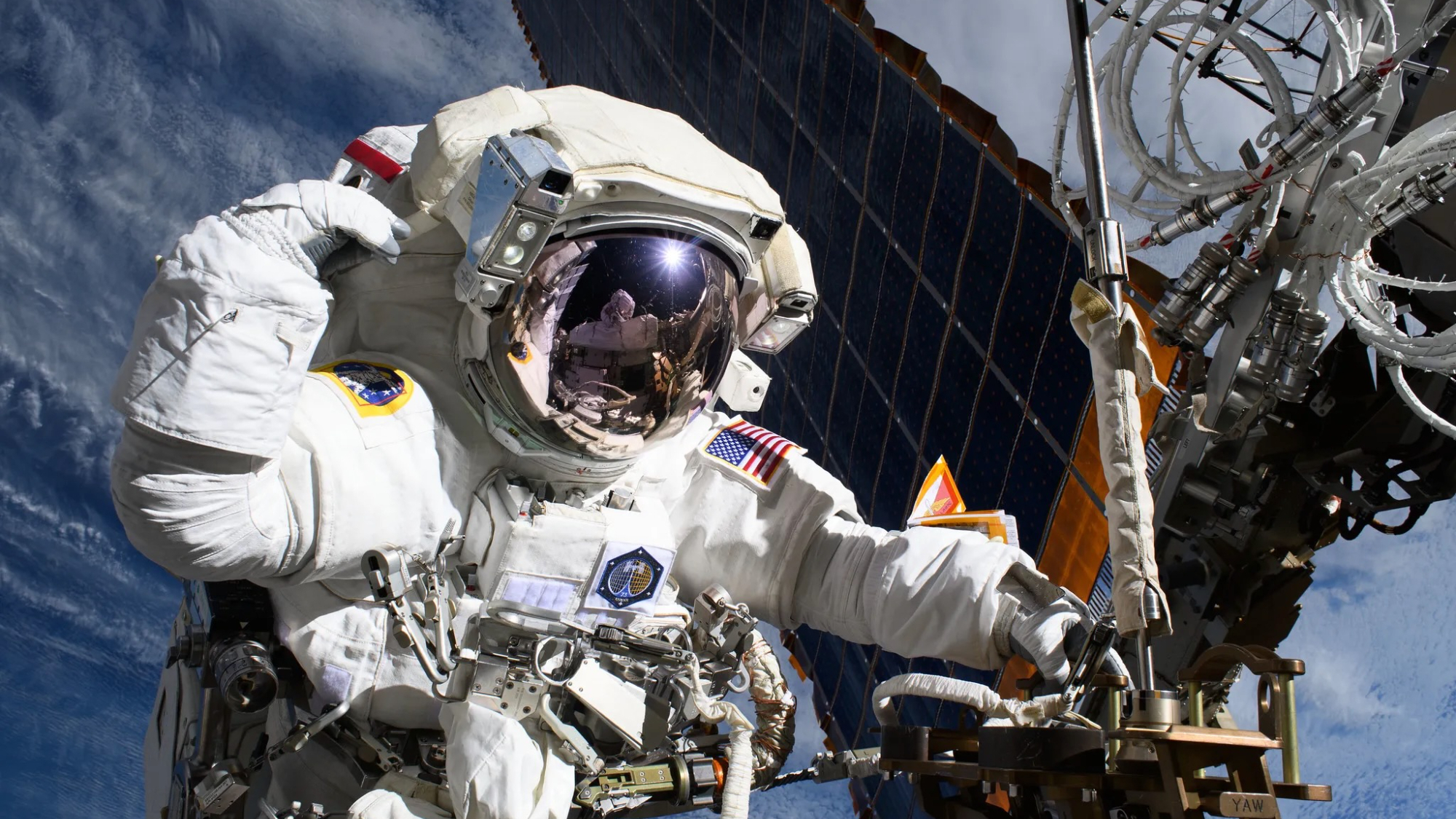 航天图片资料 · NASA astronaut and Expedition 72 Flight Engineer Anne McClain is pictured near one of the International Space Station’s main solar arrays during a spacewalk on May 1, 2025 to upgrade the orbital outpost’s power generation system and relocate a communications antenna.