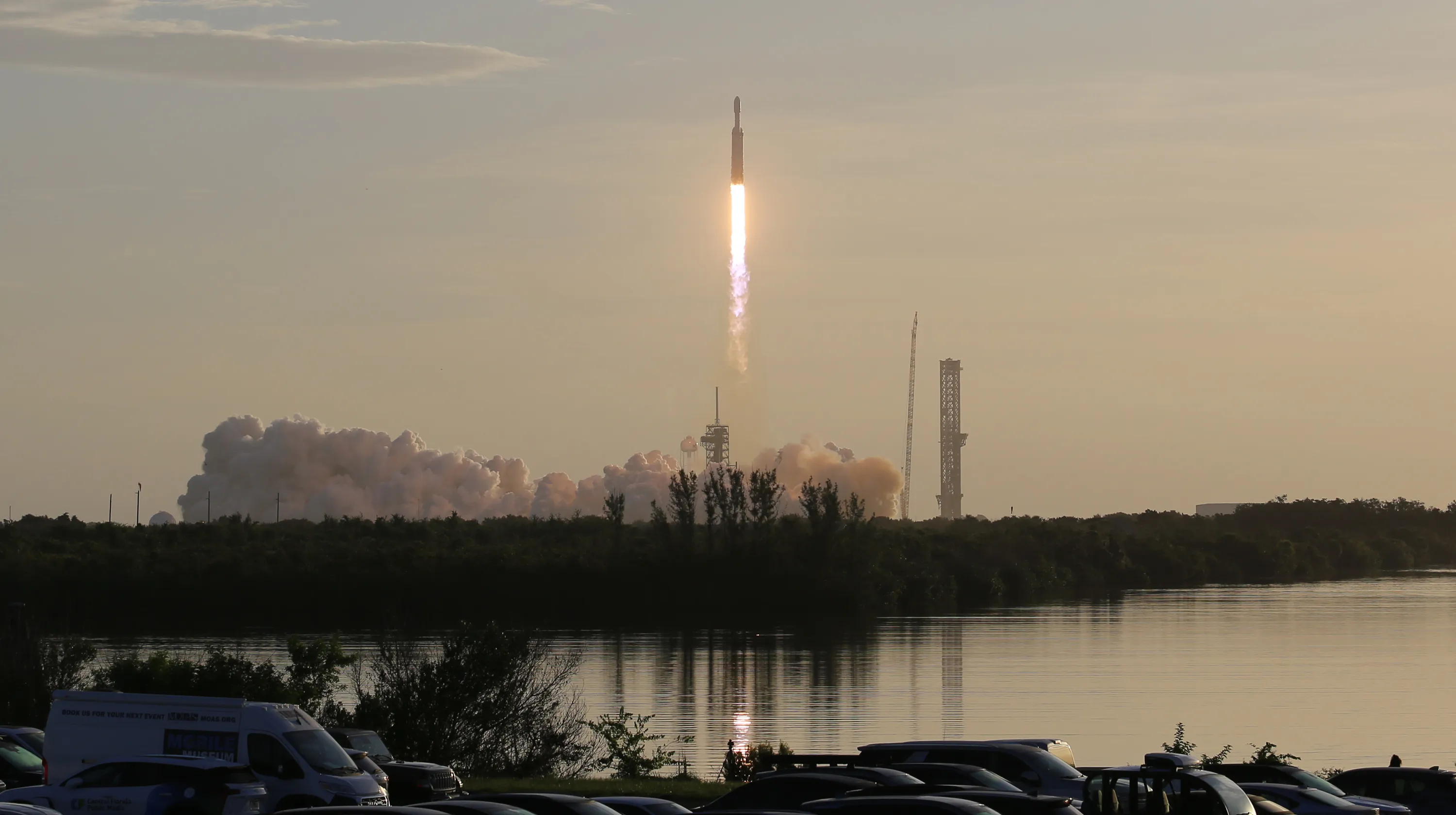 航天图片资料 · falconheavylaunch1083026 A SpaceX Falcon Heavy launches with NASA's Nancy Grace Roman Space Telescope just after sunrise from Kennedy Space Center's Launch Pad 39-A on Sunday, Aug. 30, 2026. (Richard Tribou/Orlando Sentinel)