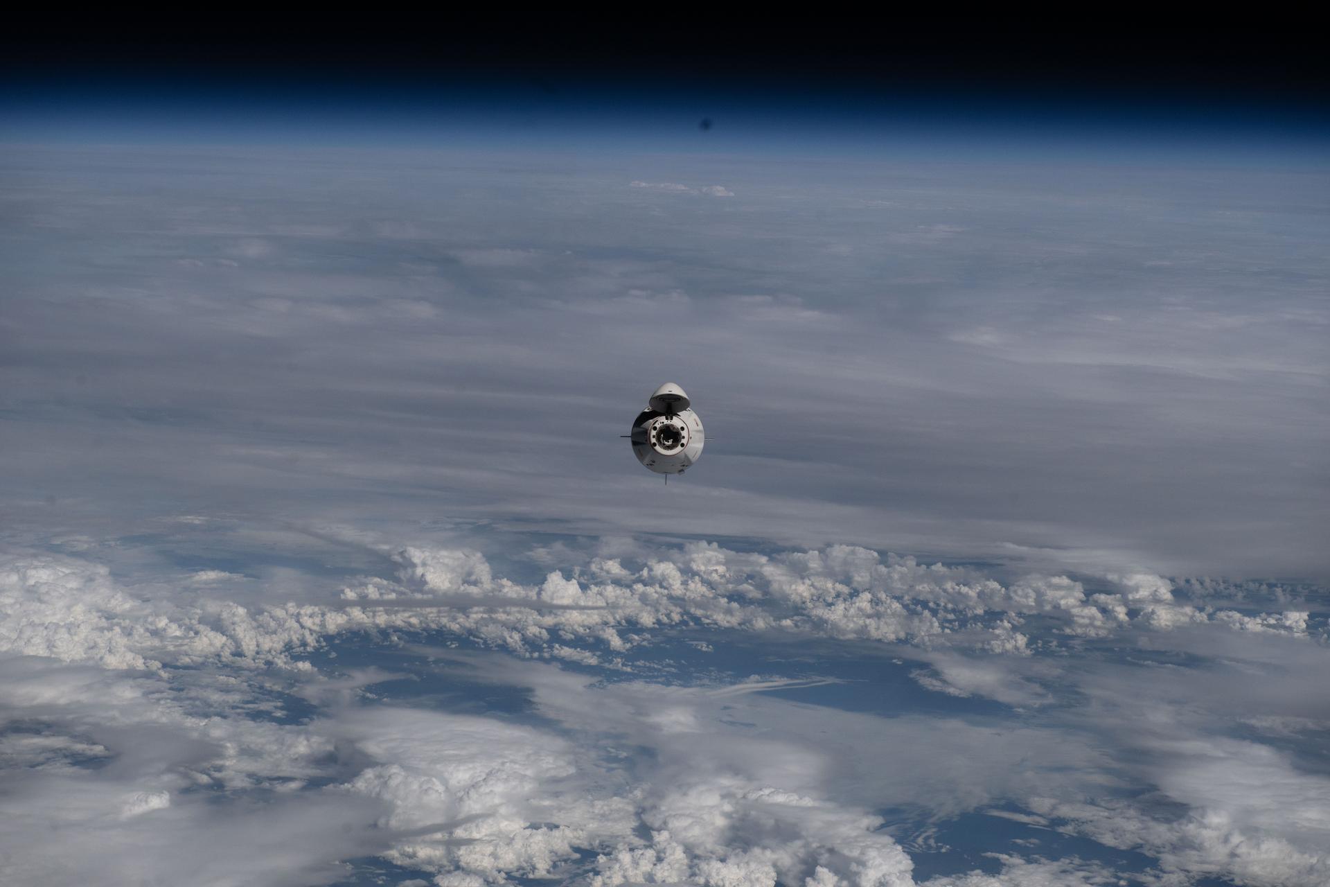 航天图片资料 · The SpaceX Dragon crew spacecraft ferrying NASA's Crew-11 mission approaches the International Space Station as both spacecraft soared 262 miles above a cloudy northeastern China.