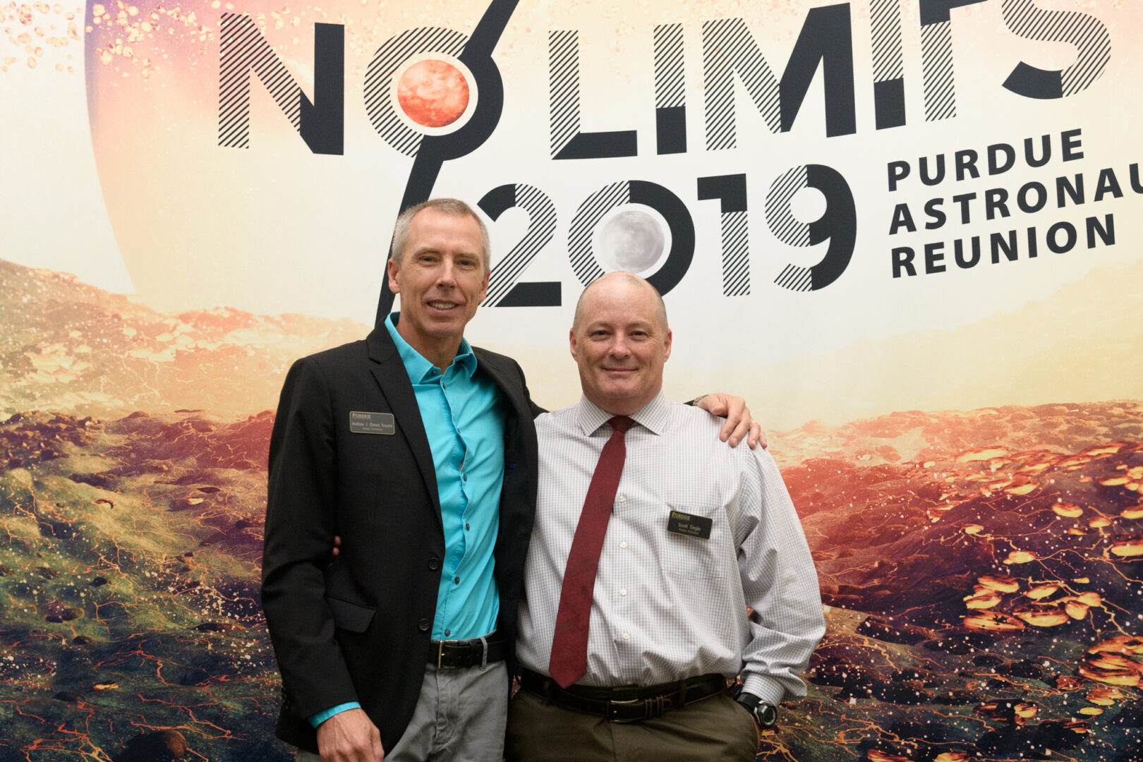 航天图片资料 · Purdue astronaut alumni Drew Feustel and Scott Tingle pose for a photo at Purdue’s 2019 astronaut reunion