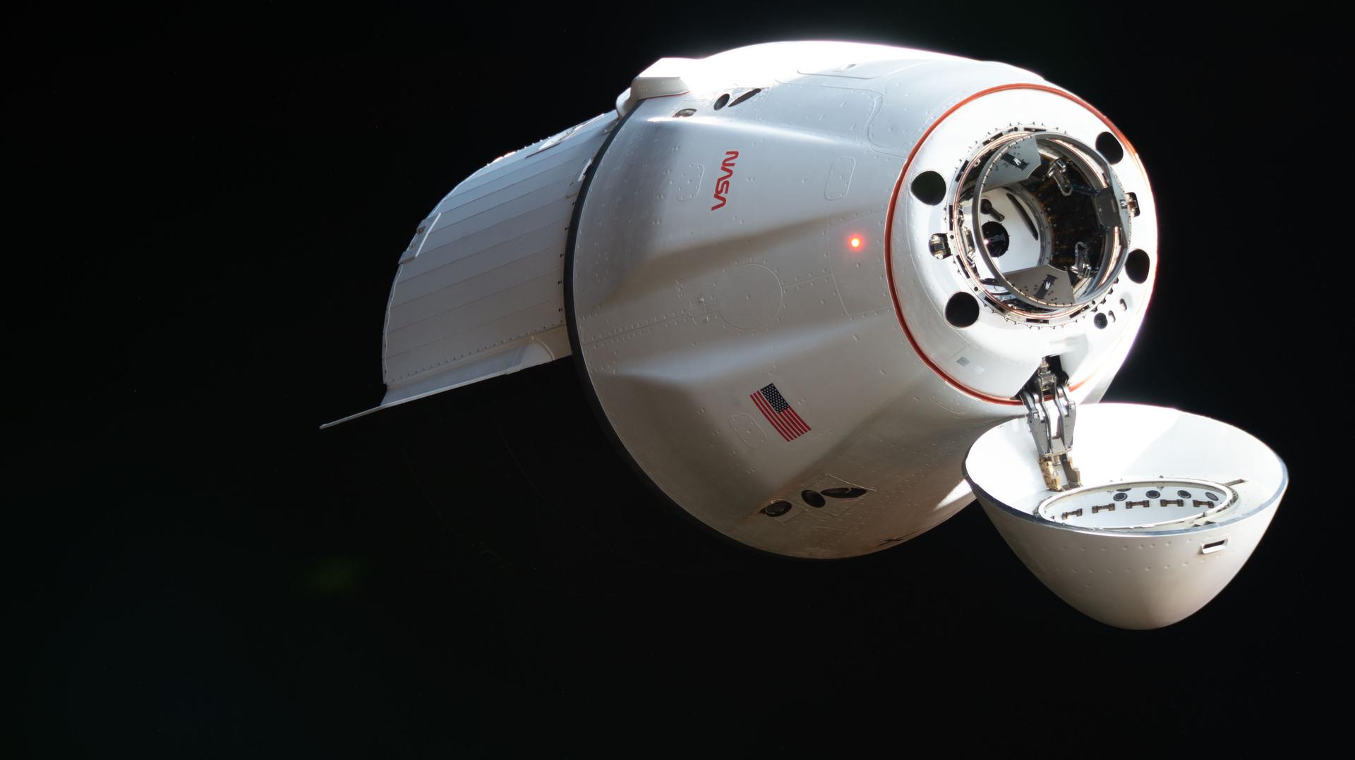 航天图片资料 · A SpaceX Dragon cargo spacecraft, with its nose cone open to reveal its docking mechanism, approaches the International Space Station carrying nearly 6,500 pounds of food, supplies, and equipment for the Expedition 74 crew. This mission marked SpaceX’s 34th commercial resupply services flight to the space station for NASA.