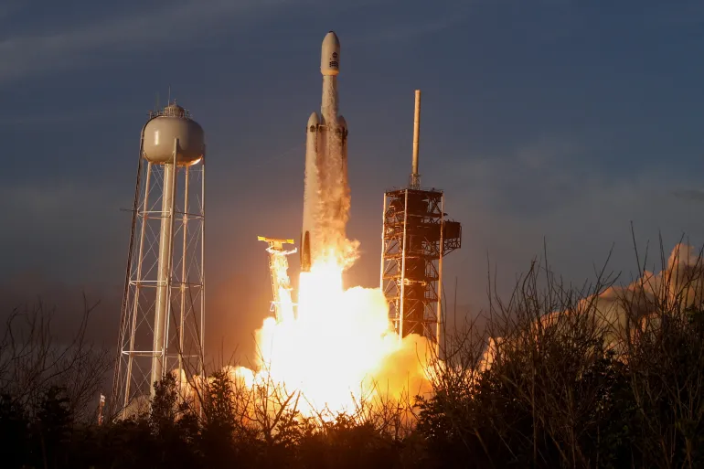航天图片资料 · A SpaceX Falcon Heavy rocket lifts off carrying NASA's Nancy Grace Roman Space Telescope at the Kennedy Space Center in Cape Canaveral, Florida, U.S., August 30, 2026. REUTERS/Joe Skipper
