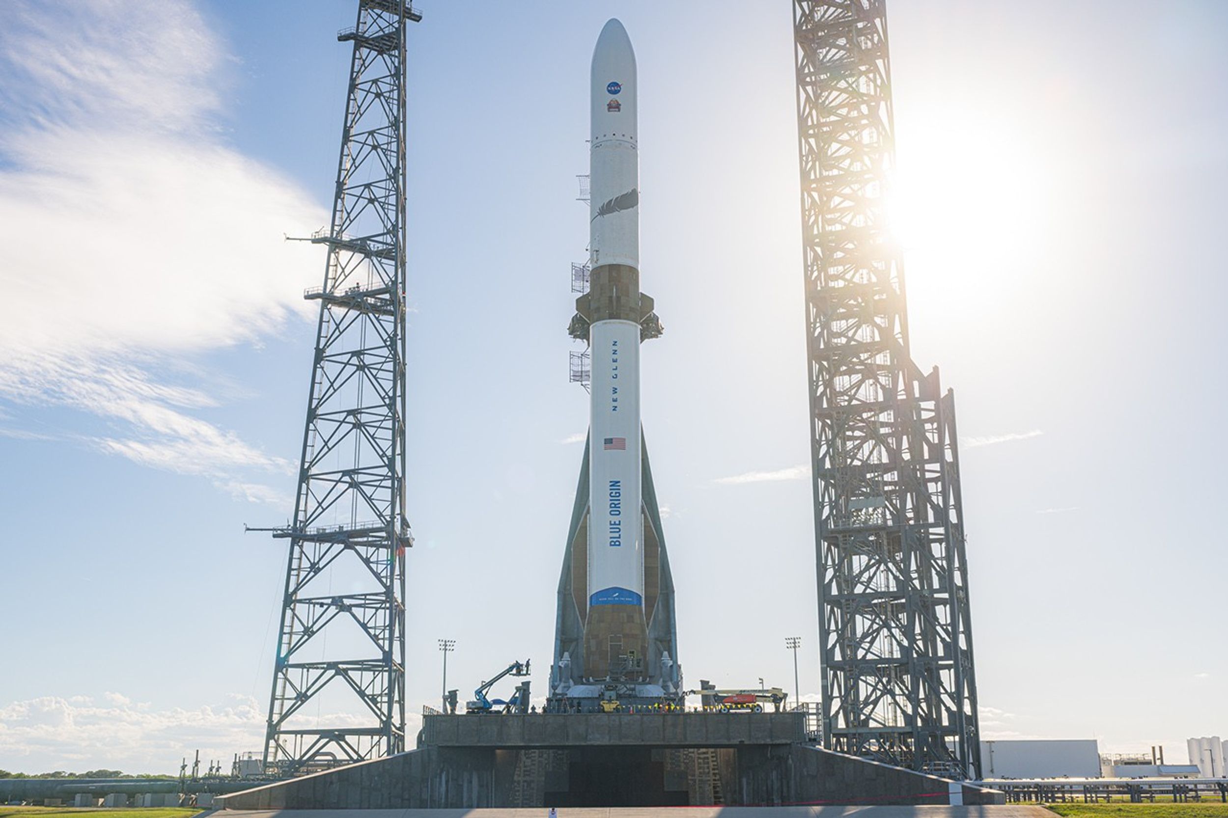航天图片资料 · Blue Origin rocket carrying NASA's ESCAPADE is vertical on launch pad.