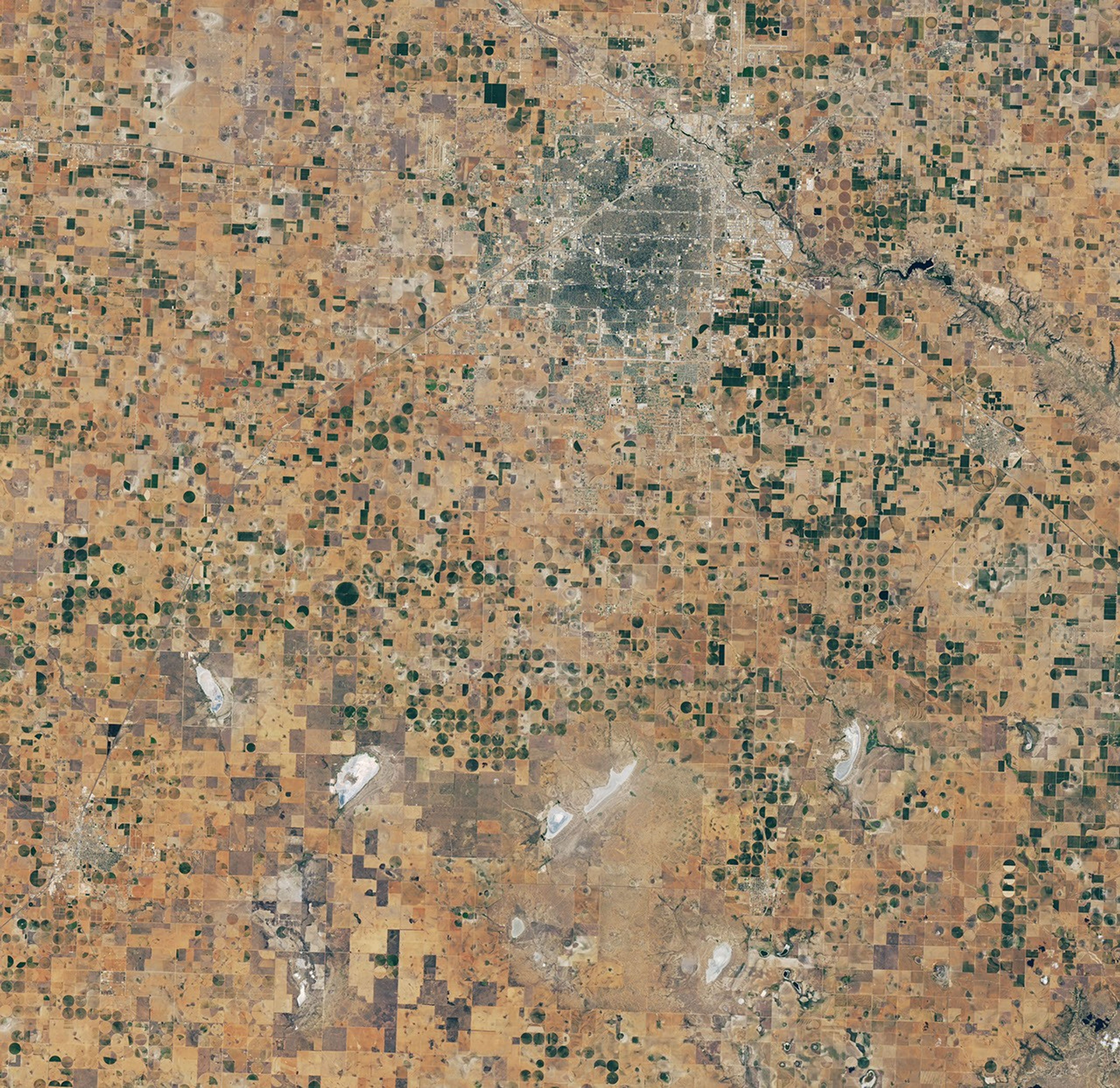 航天图片资料 · A satellite image of the same Lubbock region on September 9, 2026, appears parched, with much less green vegetation and mostly dry lakes.