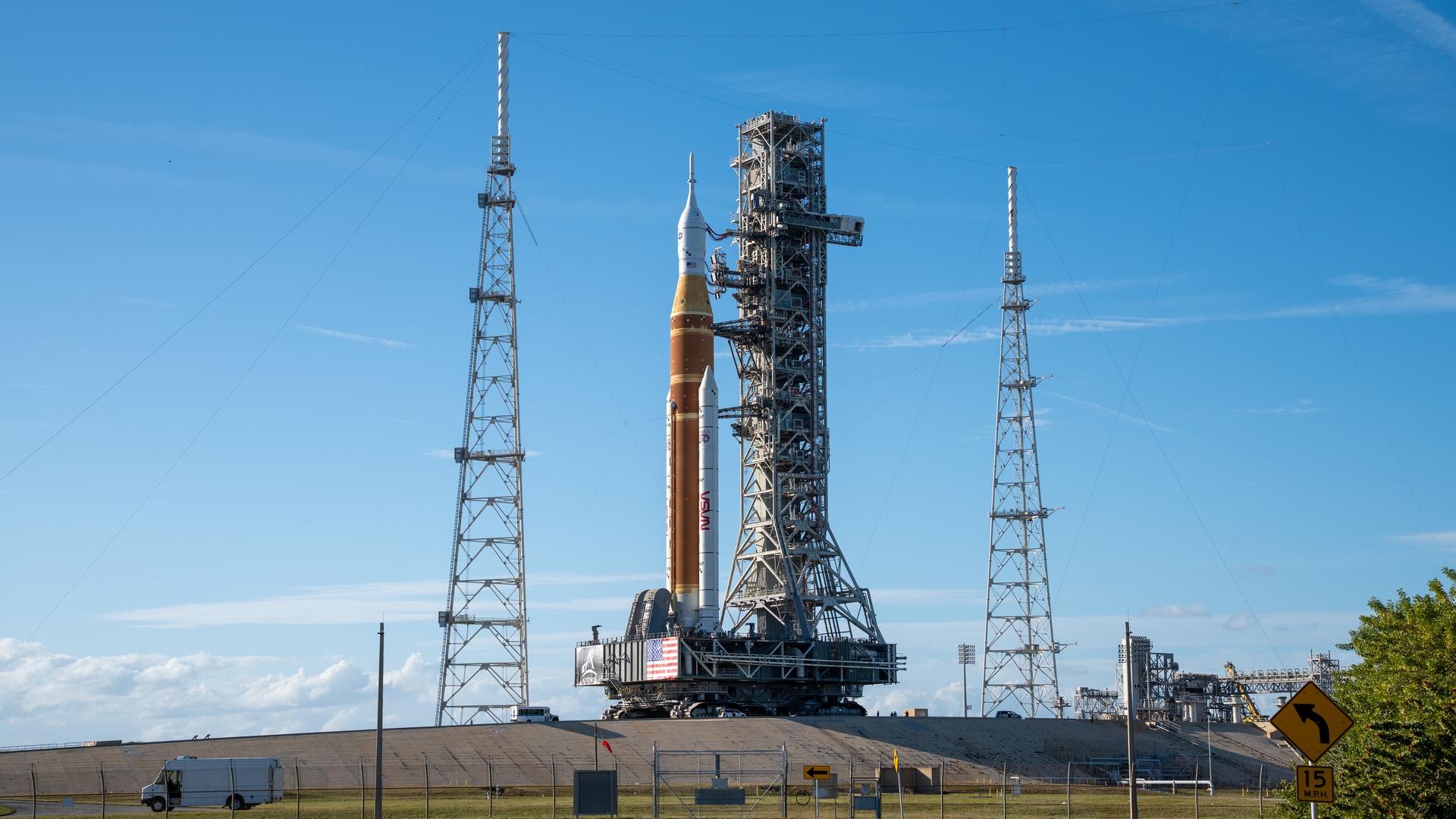 航天图片资料 · This image shows NASA’s SLS (Space Launch System) and Orion spacecraft rolling out of the Vehicle Assembly Building at NASA’s Kennedy Space Center. NASA's massive Crawler-Transporter, upgraded for the Artemis program, carries the powerful SLS rocket and Orion spacecraft on the Mobile Launcher from the Vehicle Assembly Building to Launch Pad 39B at Kennedy Space Center in preparation for the Artemis II mission.