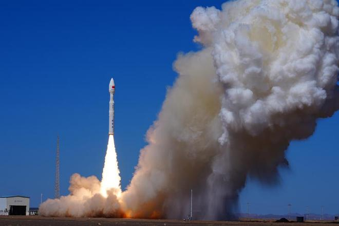 航天图片资料 · 力箭一号运载火箭托举浦江四号等9颗卫星发射升空。新华社发（汪江波 摄）