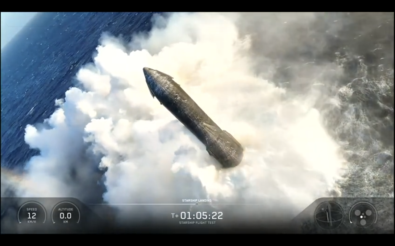 航天图片资料 · A SpaceX Starship vehicle floats in the Indian Ocean after Flight 13 splashdown