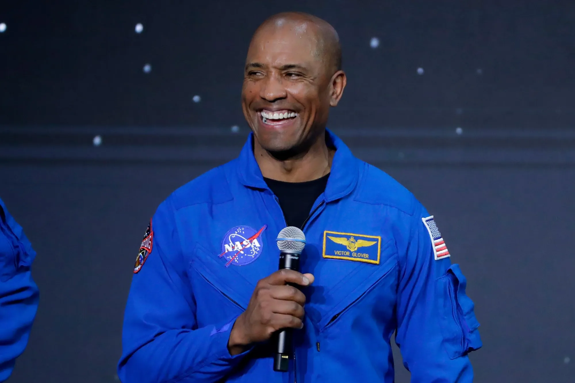 航天图片资料 · IDB-L-GLOVER-0909-08 Victor Glover gives remarks after he was announced at the mission pilot for the Artemis II during a NASA ceremony naming the four astronauts who will fly around the moon by the end of next year on the Artemis II mission, at a ceremony held in the NASA hangar at Ellington airport Monday, April 3, 2023, in Houston. (AP Photo/Michael Wyke)
