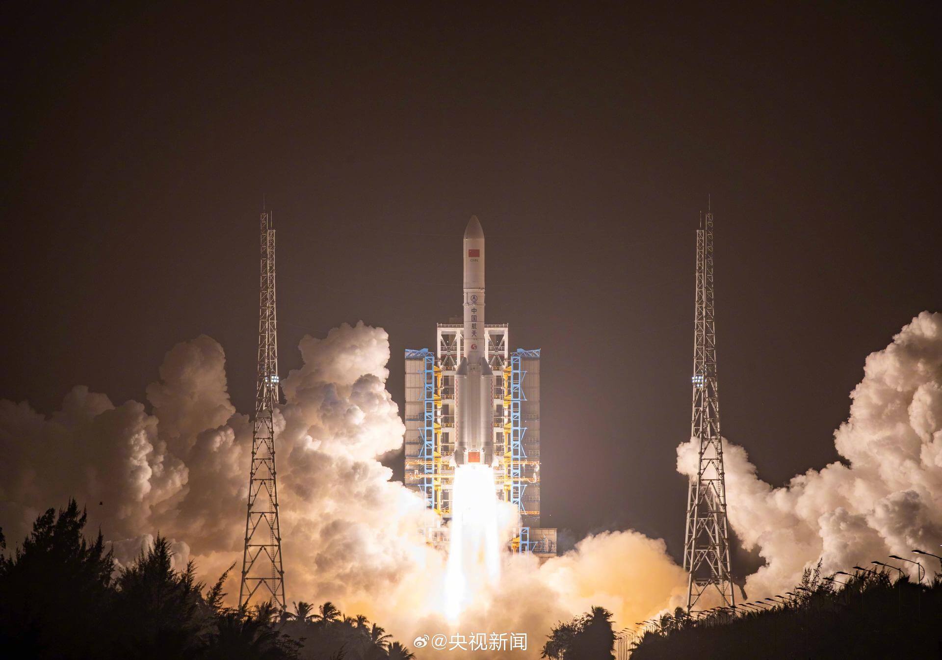 航天图片资料 · Long March 5 liftoff from pad 101 (Yaogan 41)