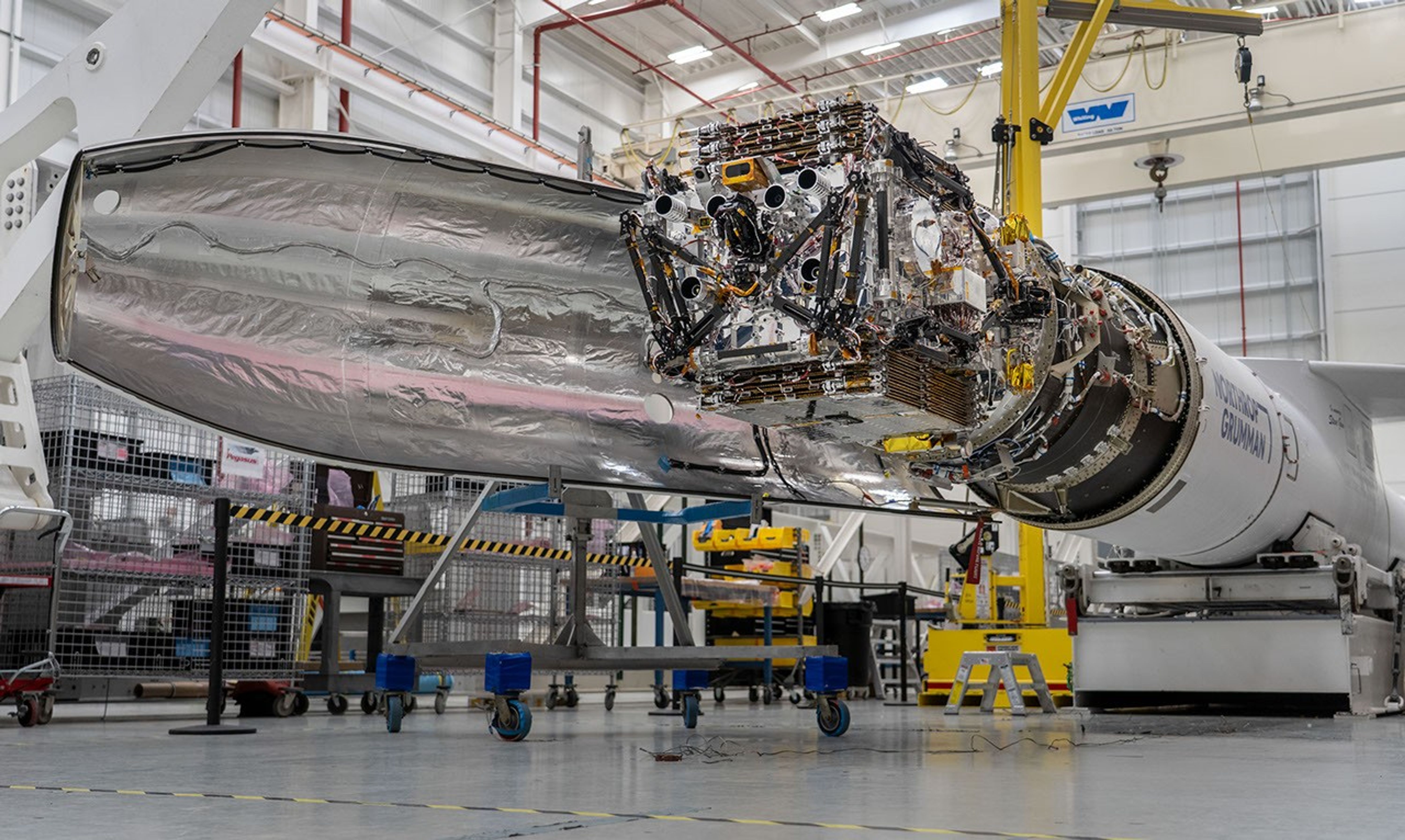 航天图片资料 · LINK attached to the front of the Pegasus XL